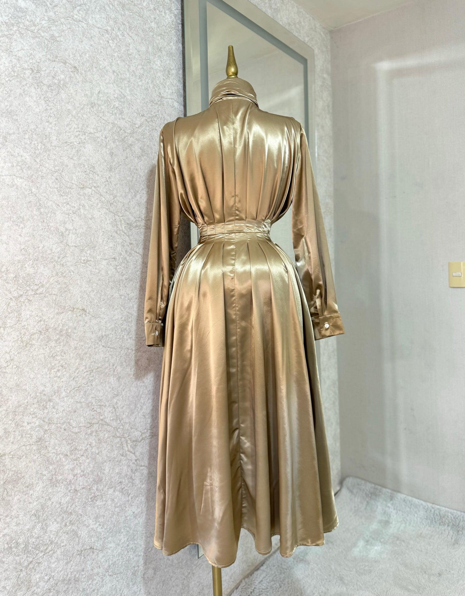 Vestido dorado quemado con listón