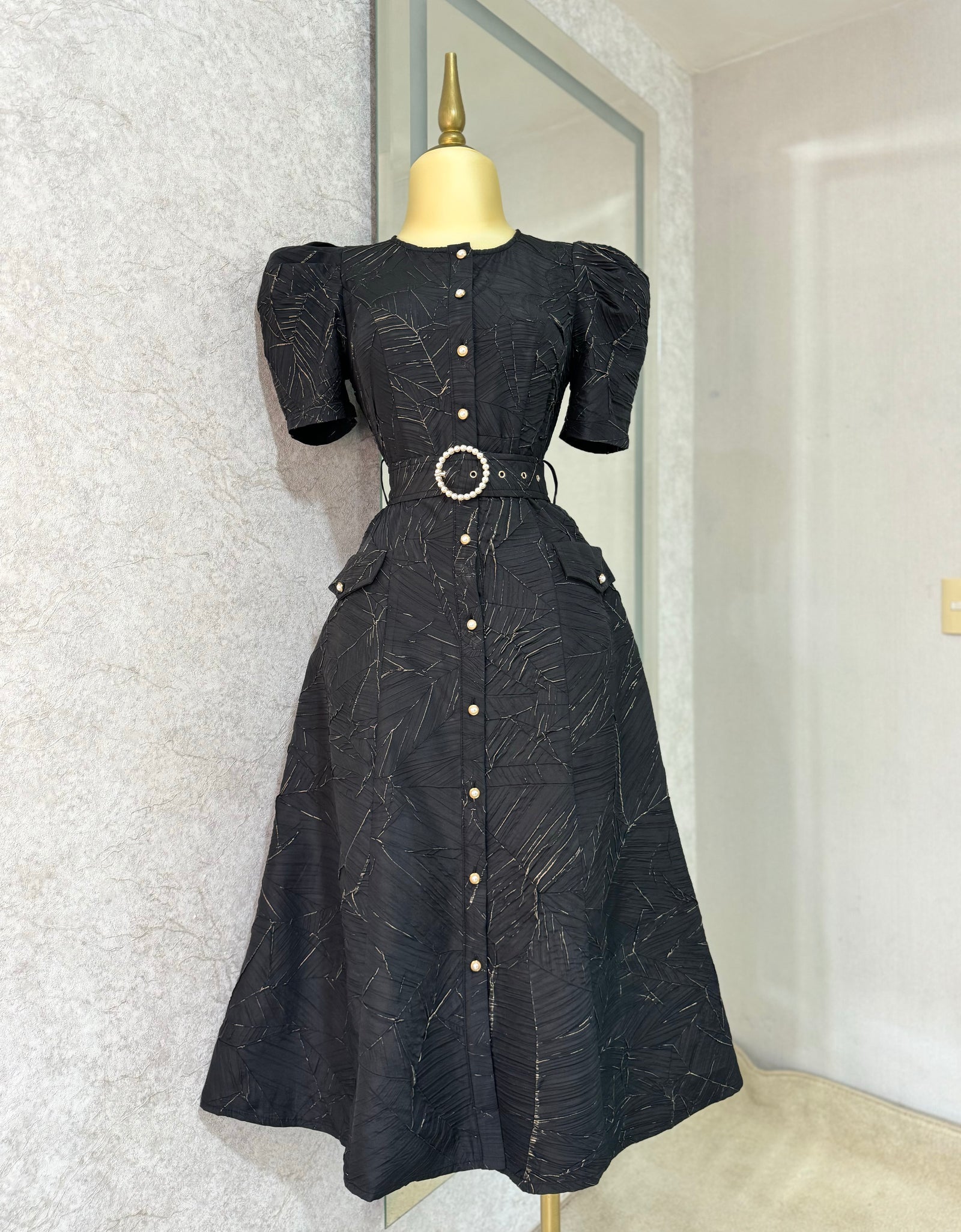 Vestido negro con textura y cinto