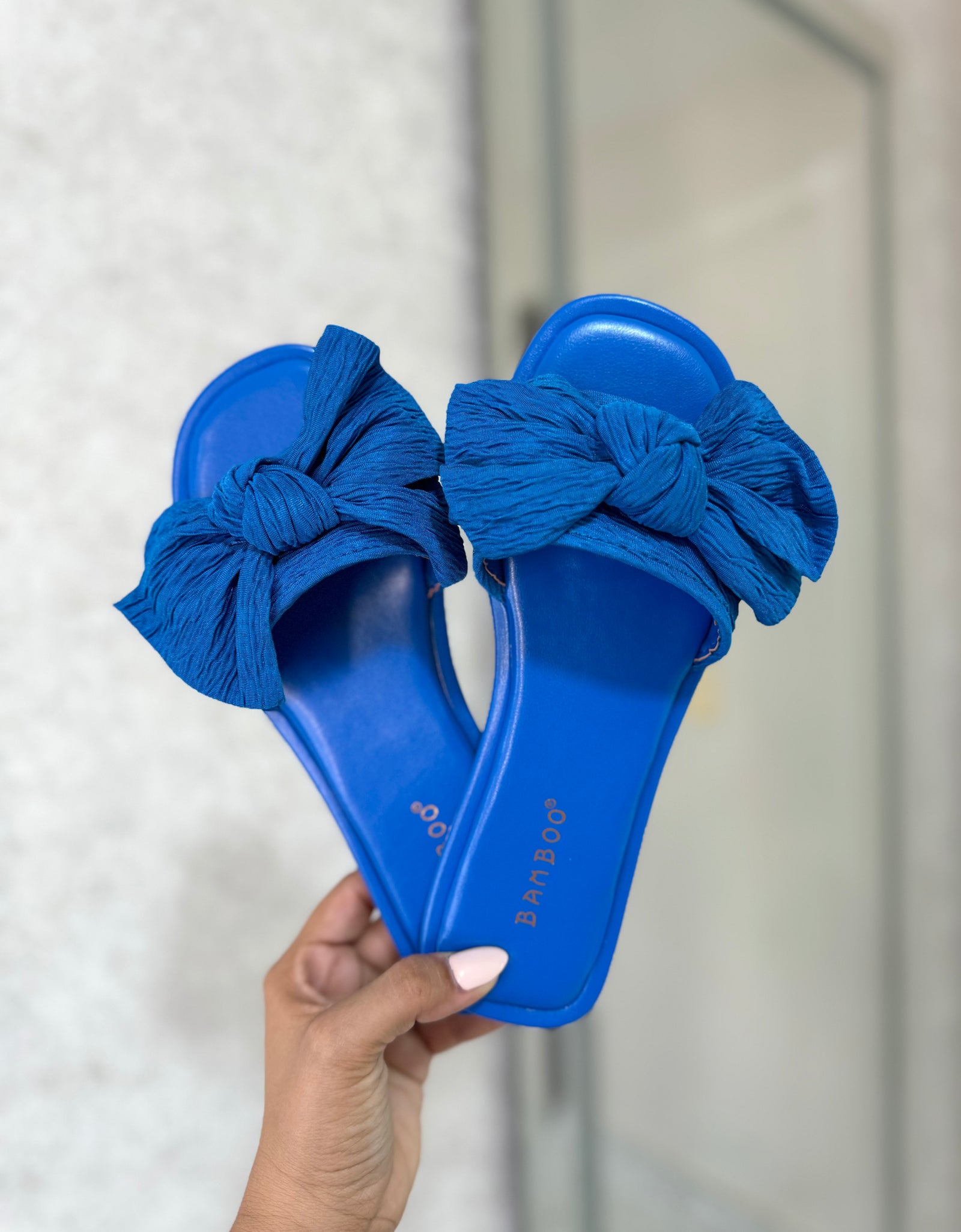 Sandalias azules con moño