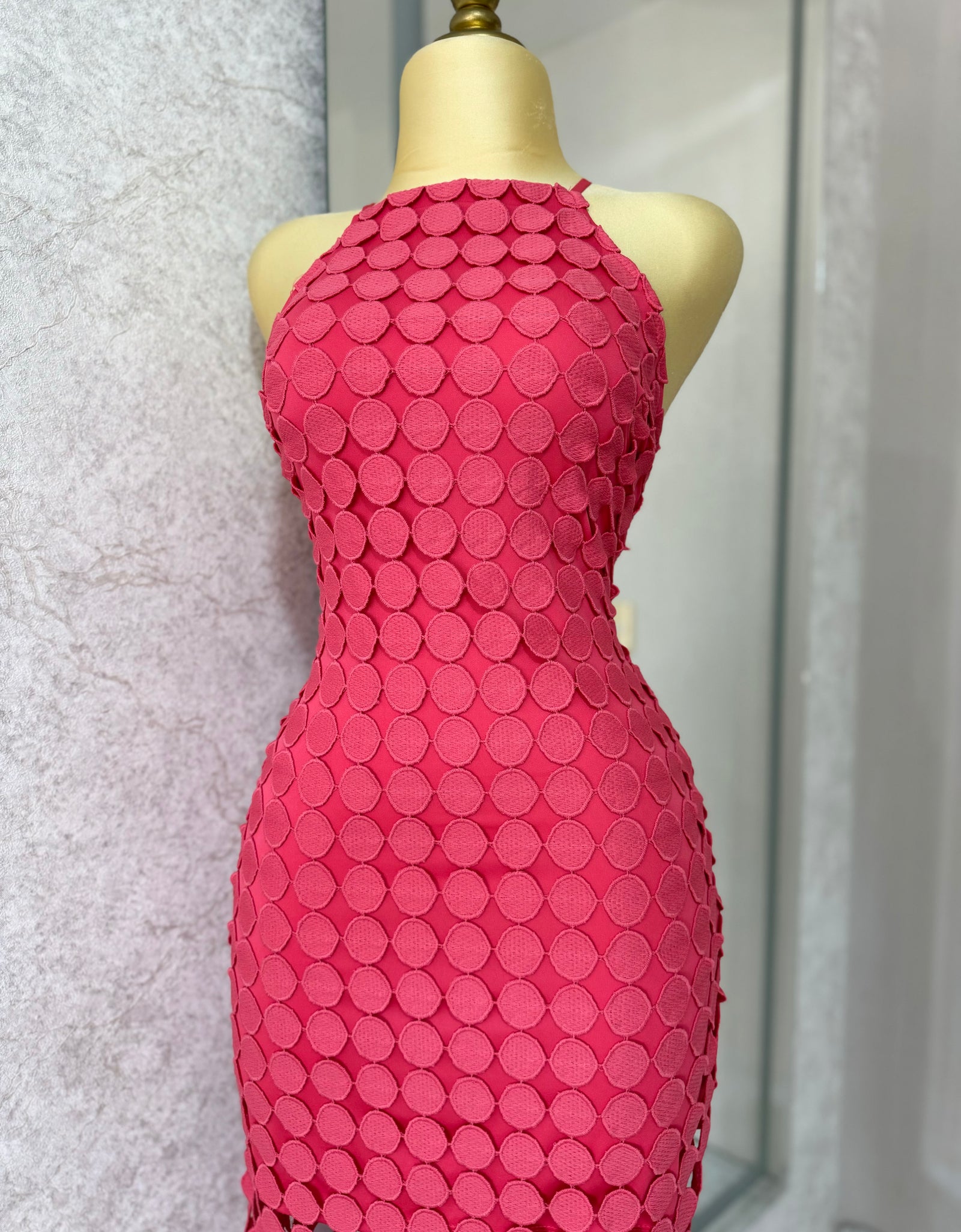 Vestido coral con círculos