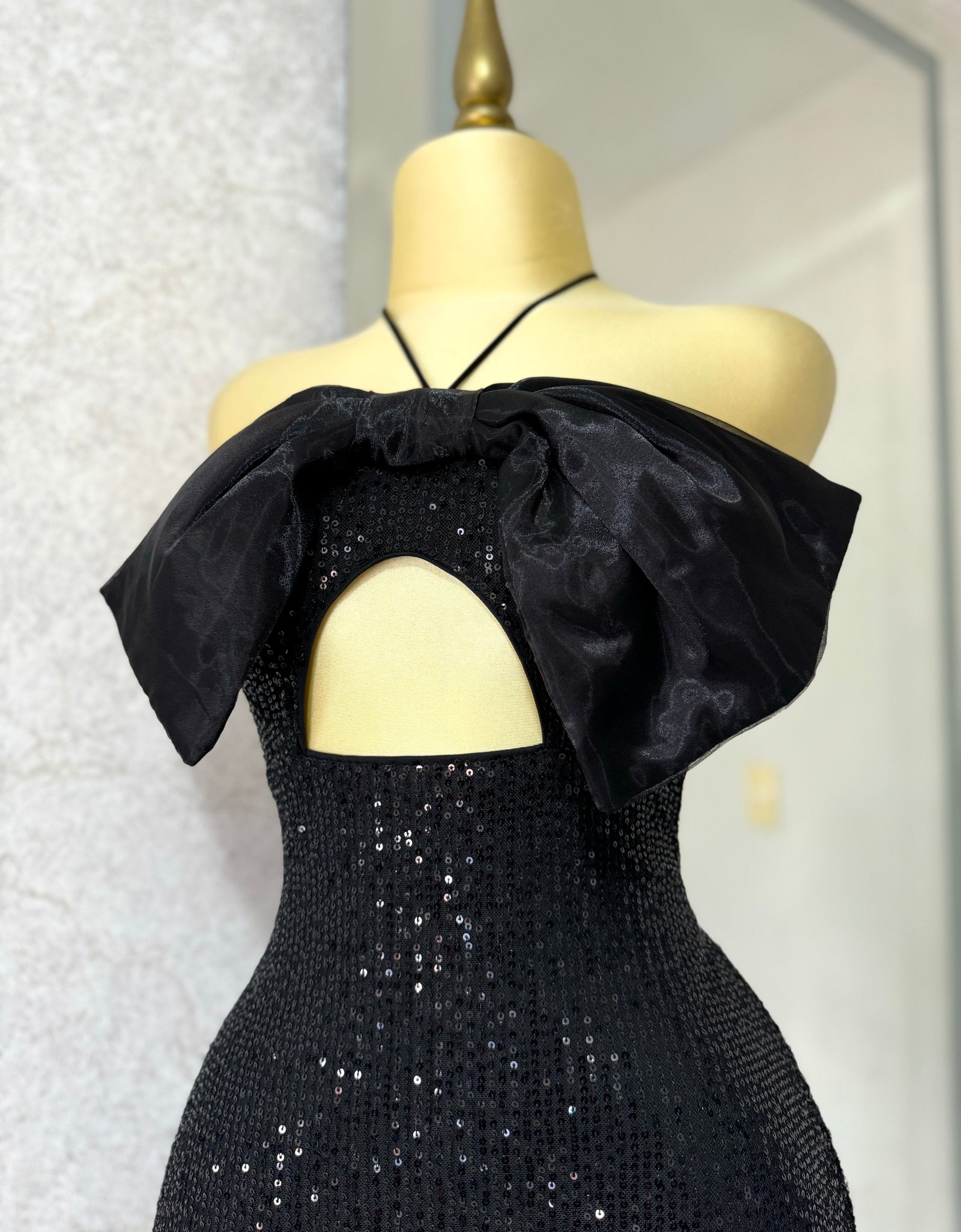 Vestido negro lentejuelas con moño