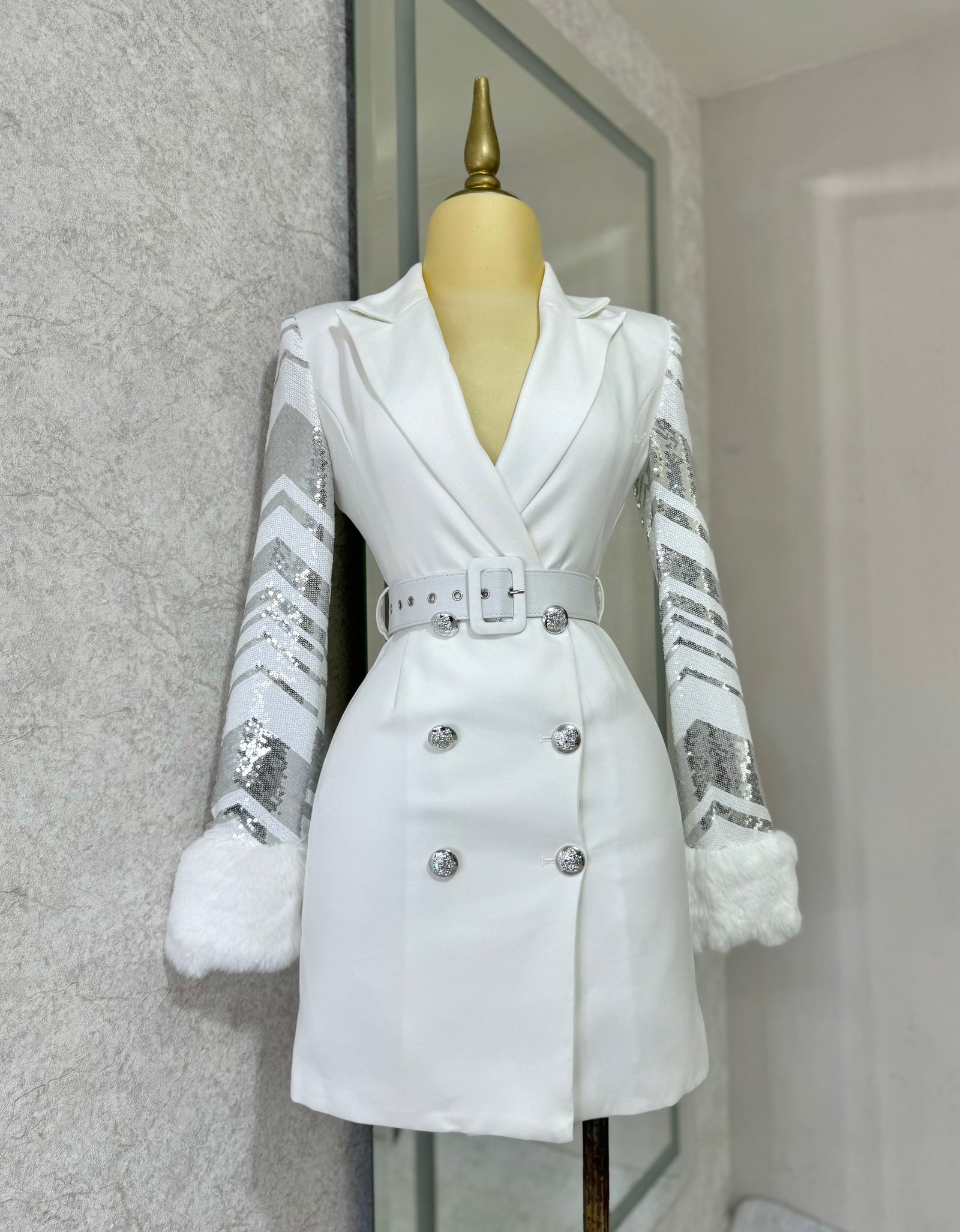 Vestido blanco tipo blazer lentejuelas con cinto