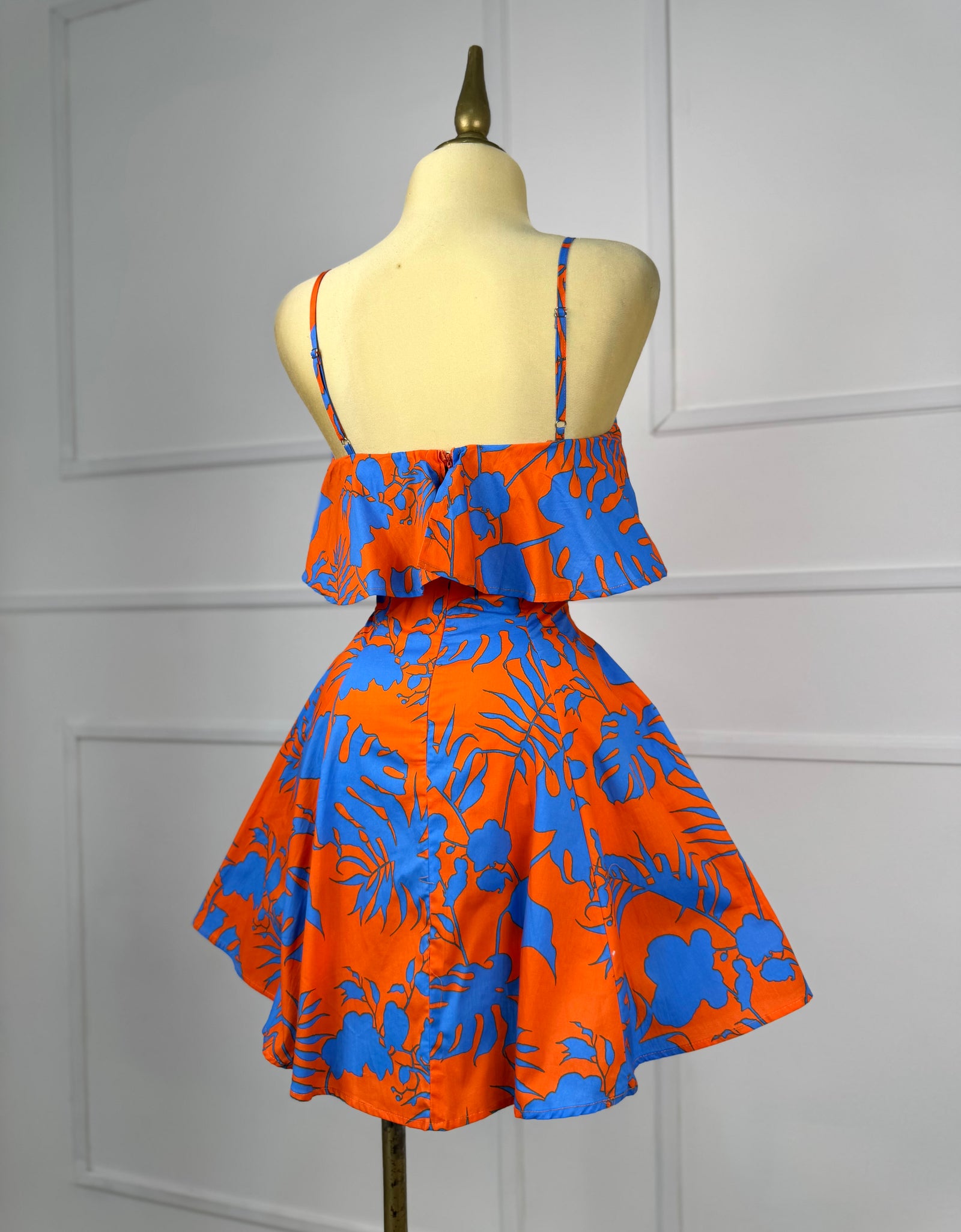Vestido corto azul con naranja