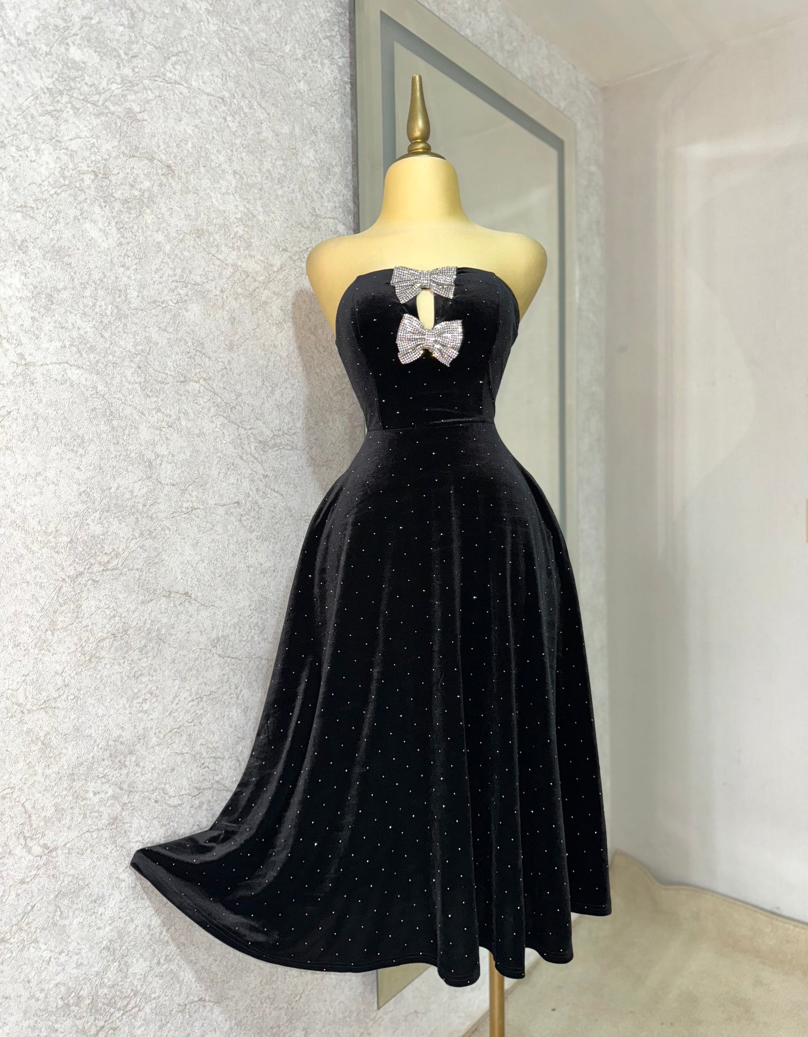 Vestido negro terciopelo con moños pedrería