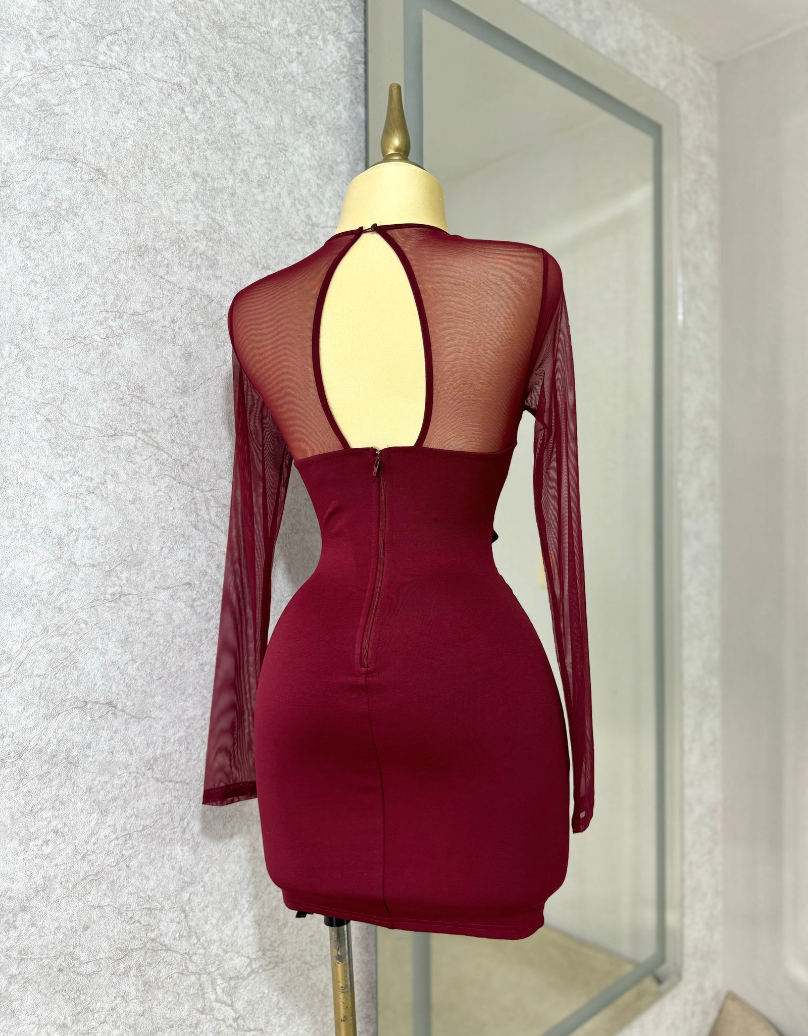 Vestido tinto con hebillas