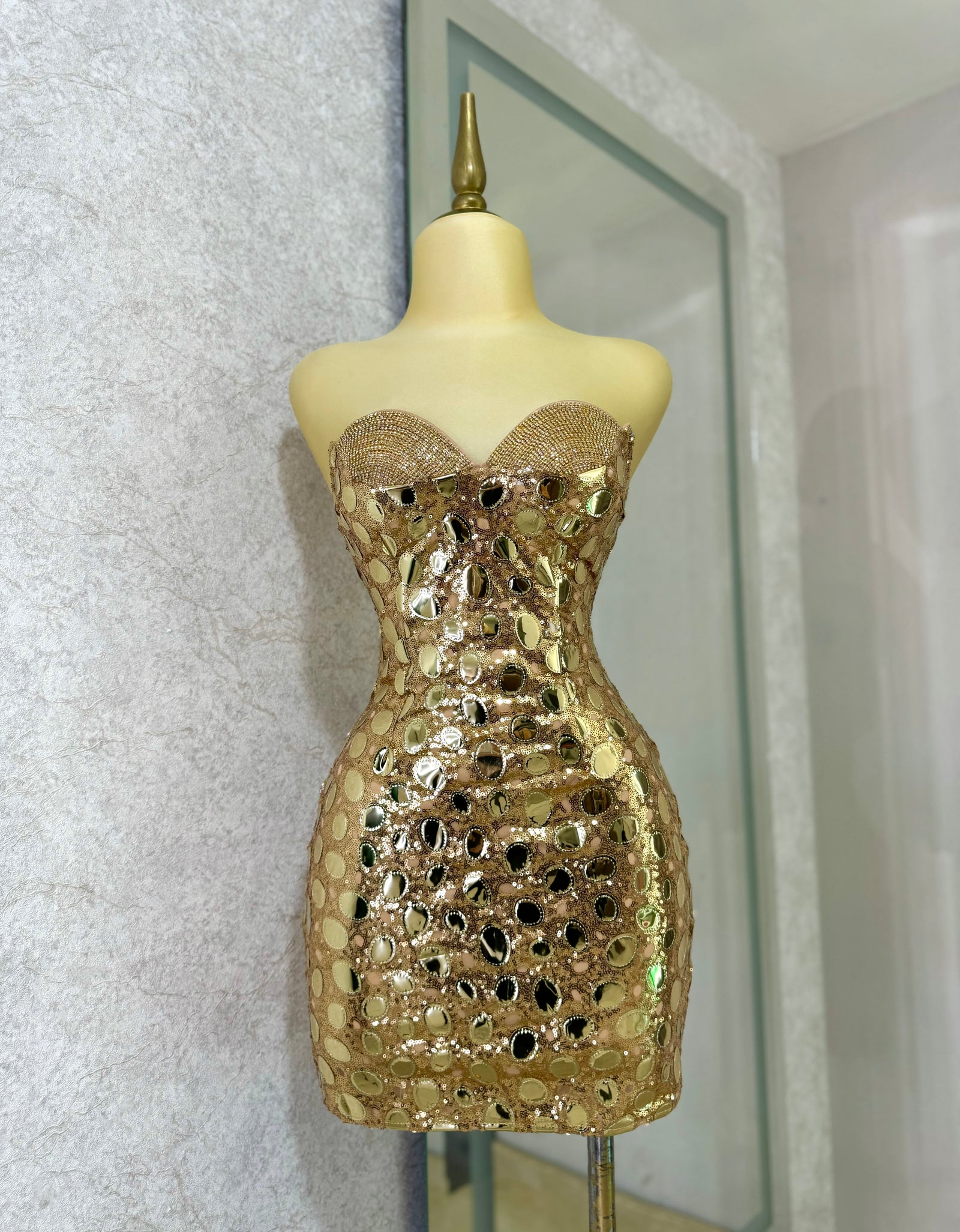 Vestido dorado con pedrería y lentejuelas