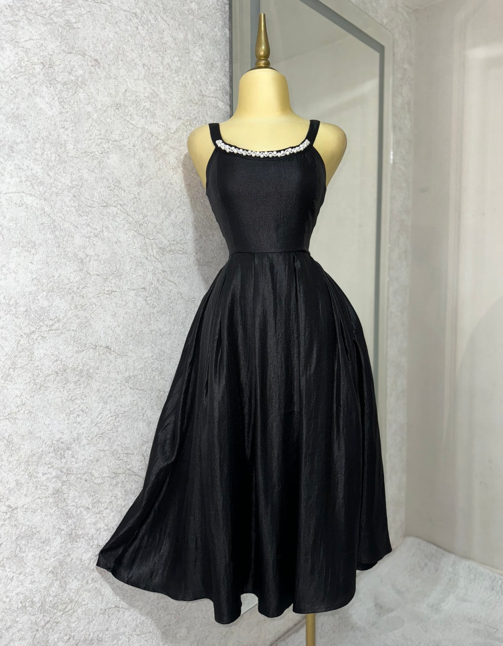 Vestido negro tela brillosa con perlas