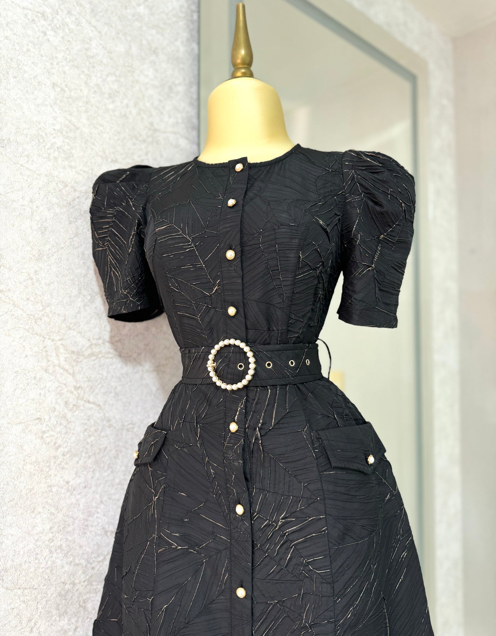 Vestido negro con textura y cinto