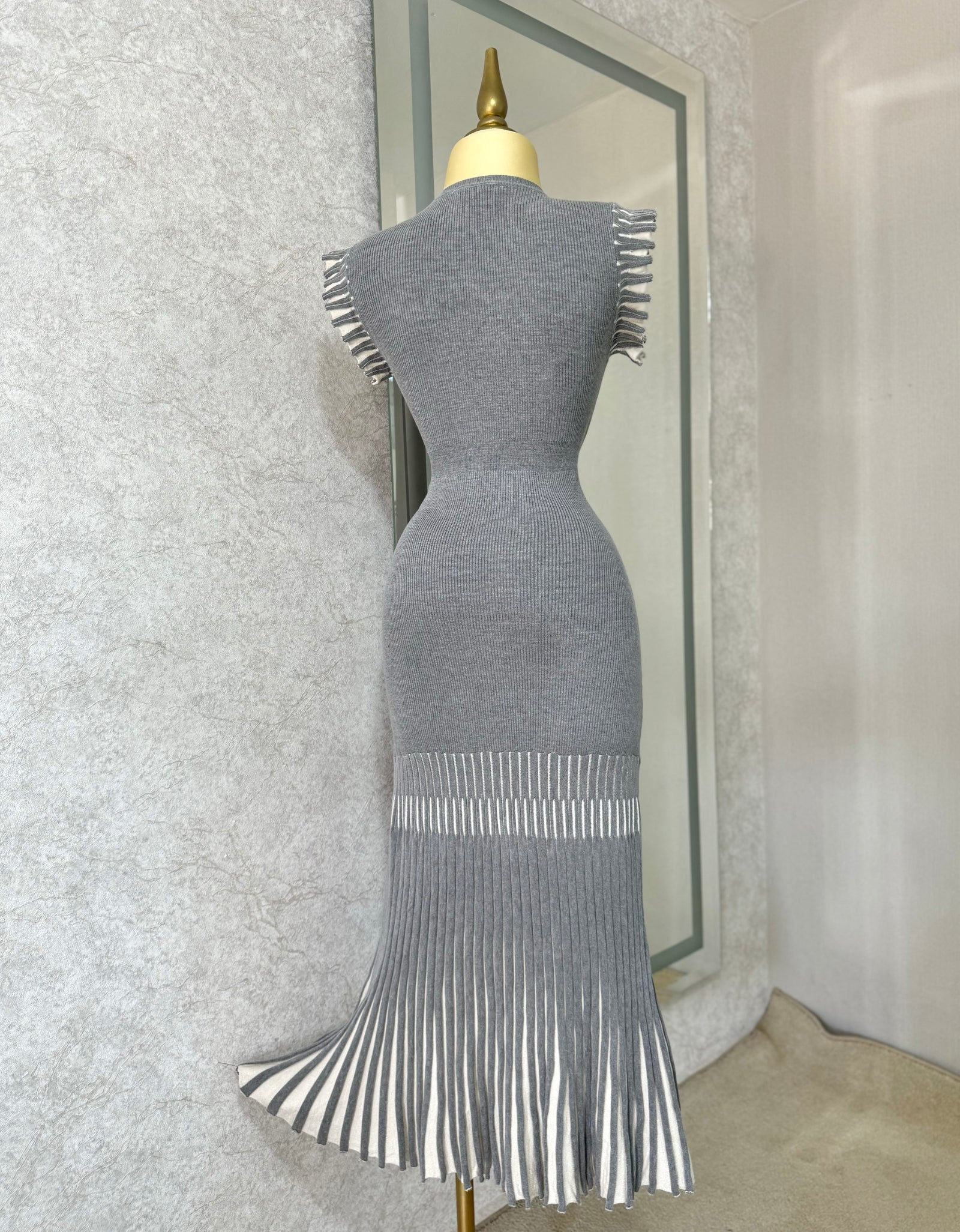 Vestido gris de punto con plisado