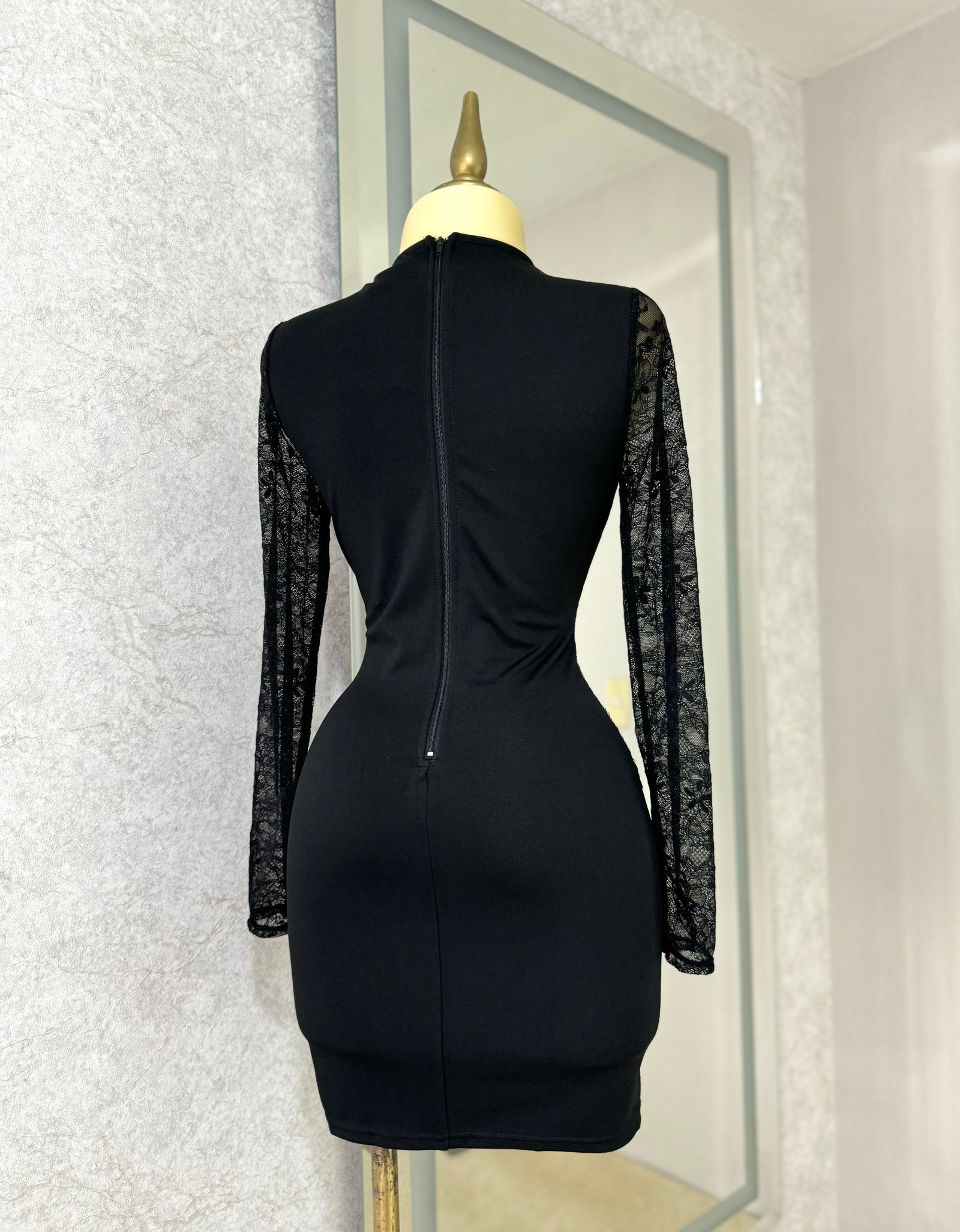 Vestido negro con nude encaje