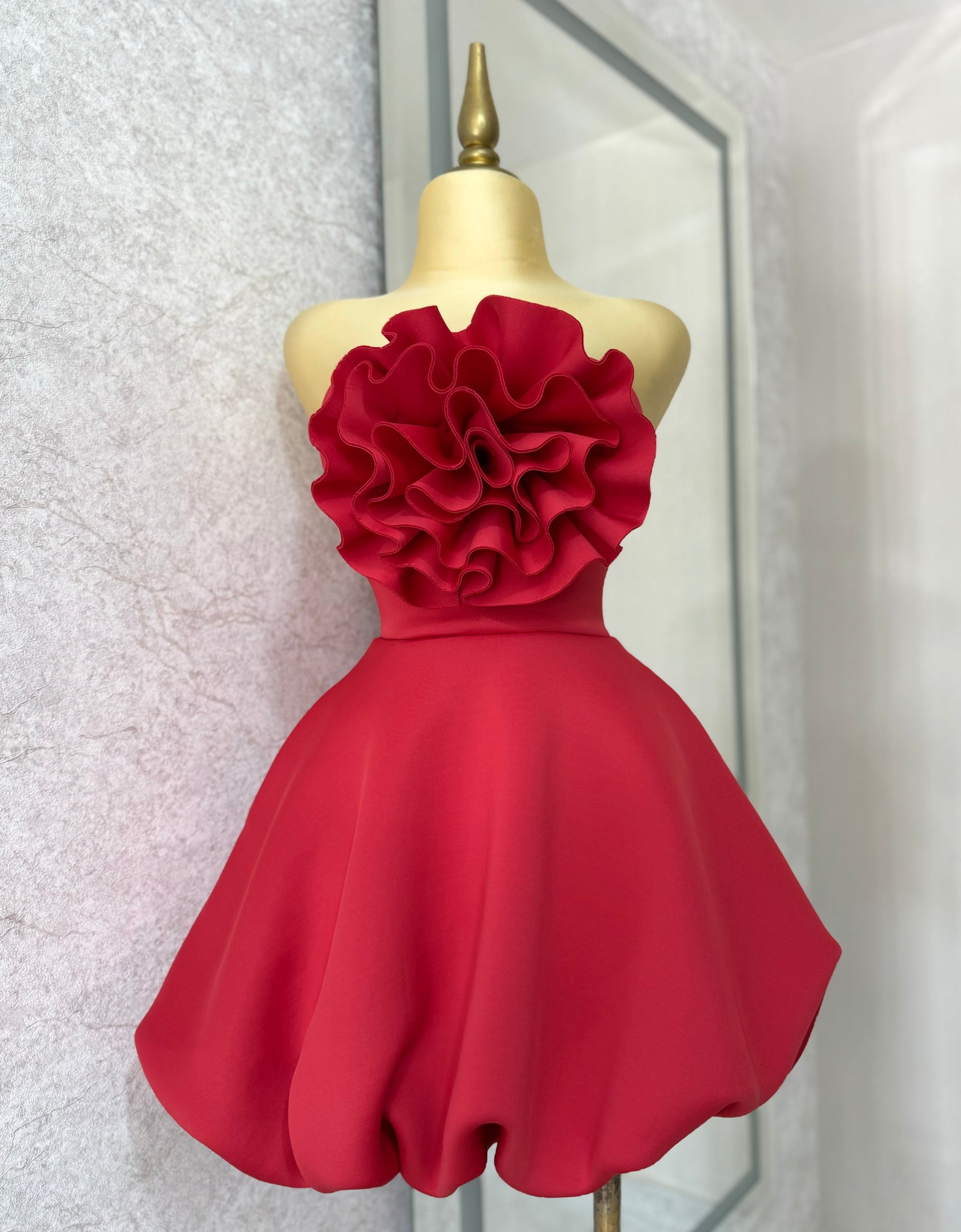 Vestido rojo strapless con flor