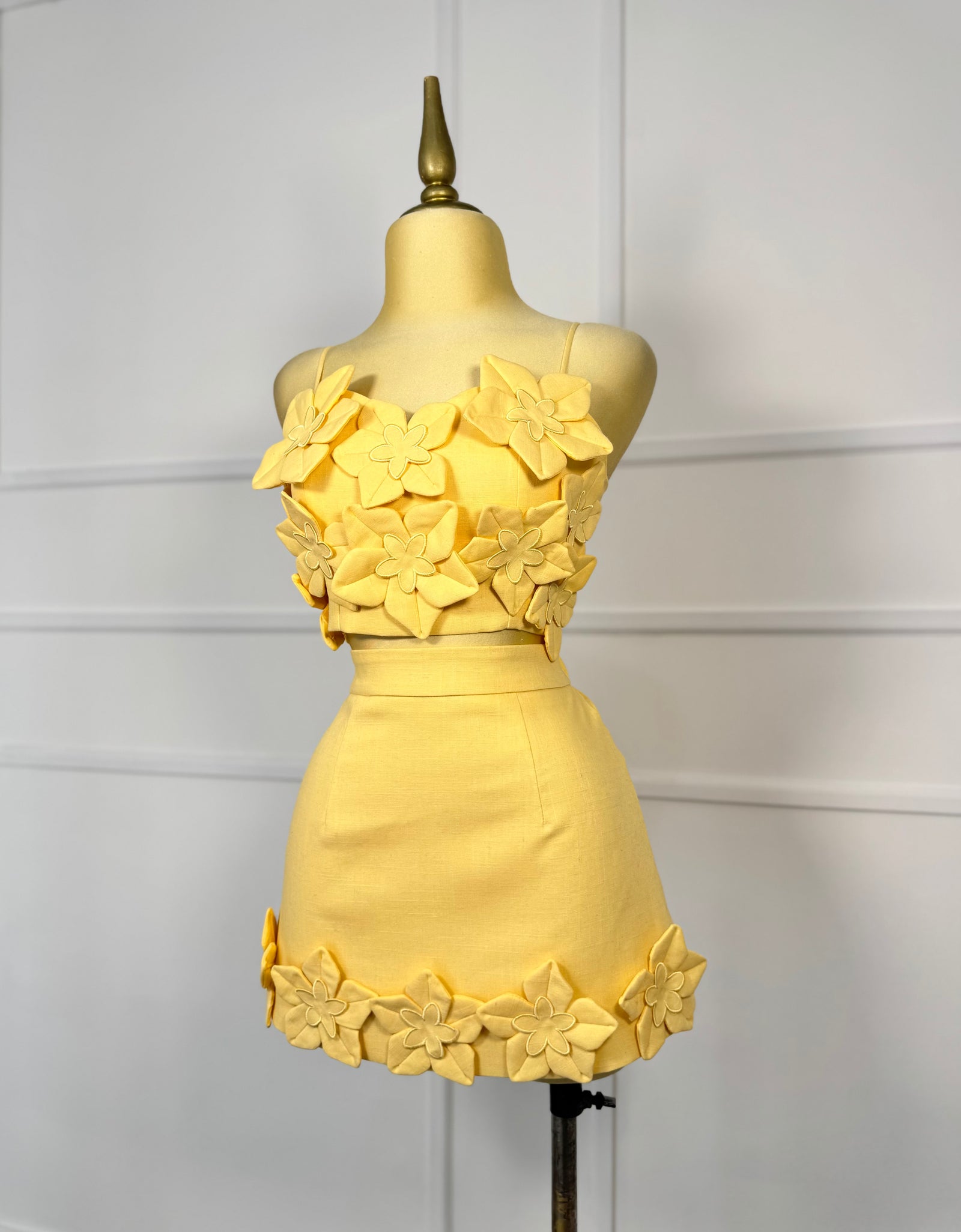 Set amarillo con flores