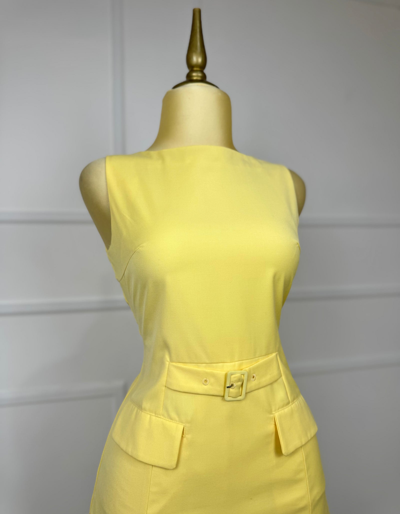 Jumper amarillo corto con bolsas