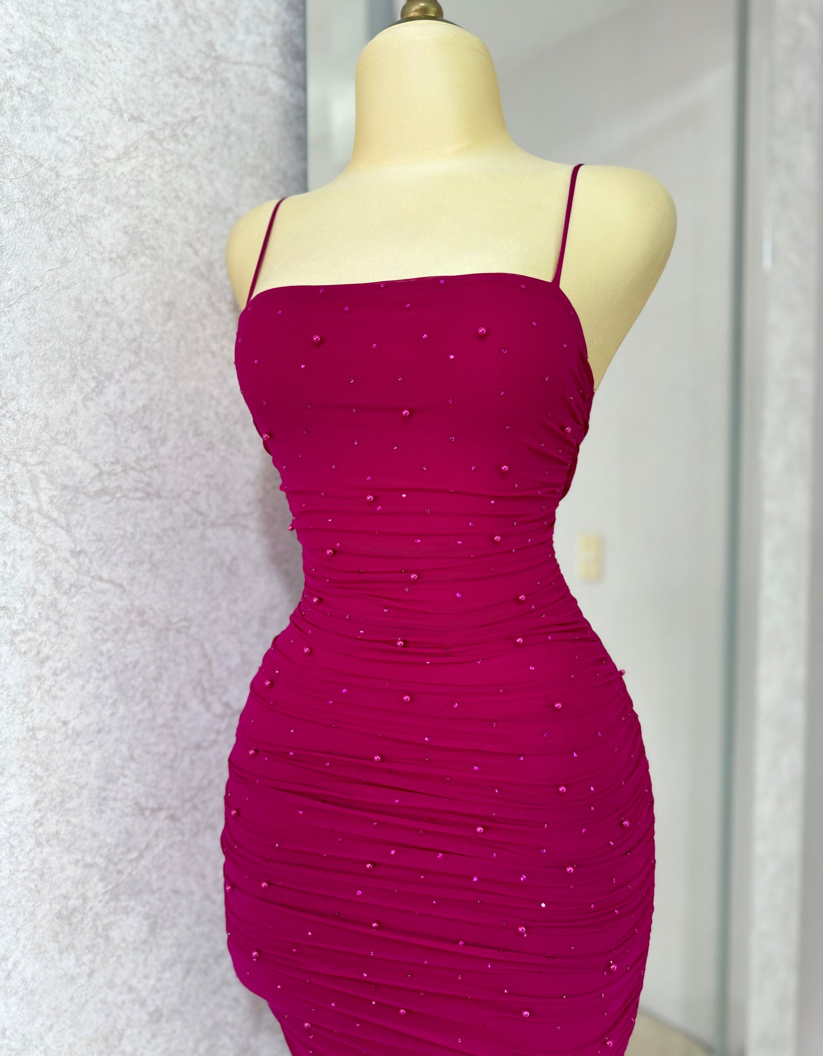 Vestido magenta drapeado con pedrería