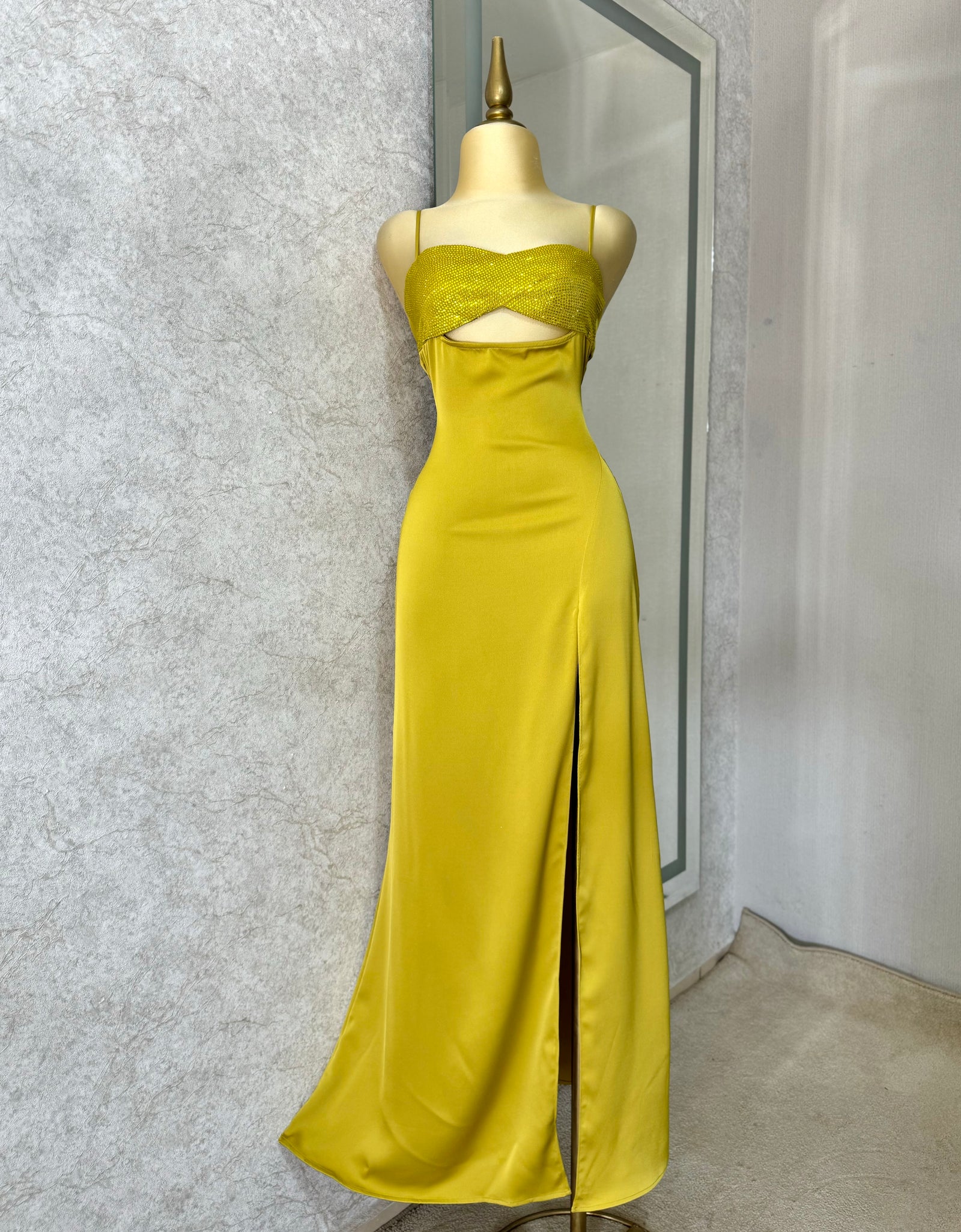 Vestido mostaza satín con pedrería