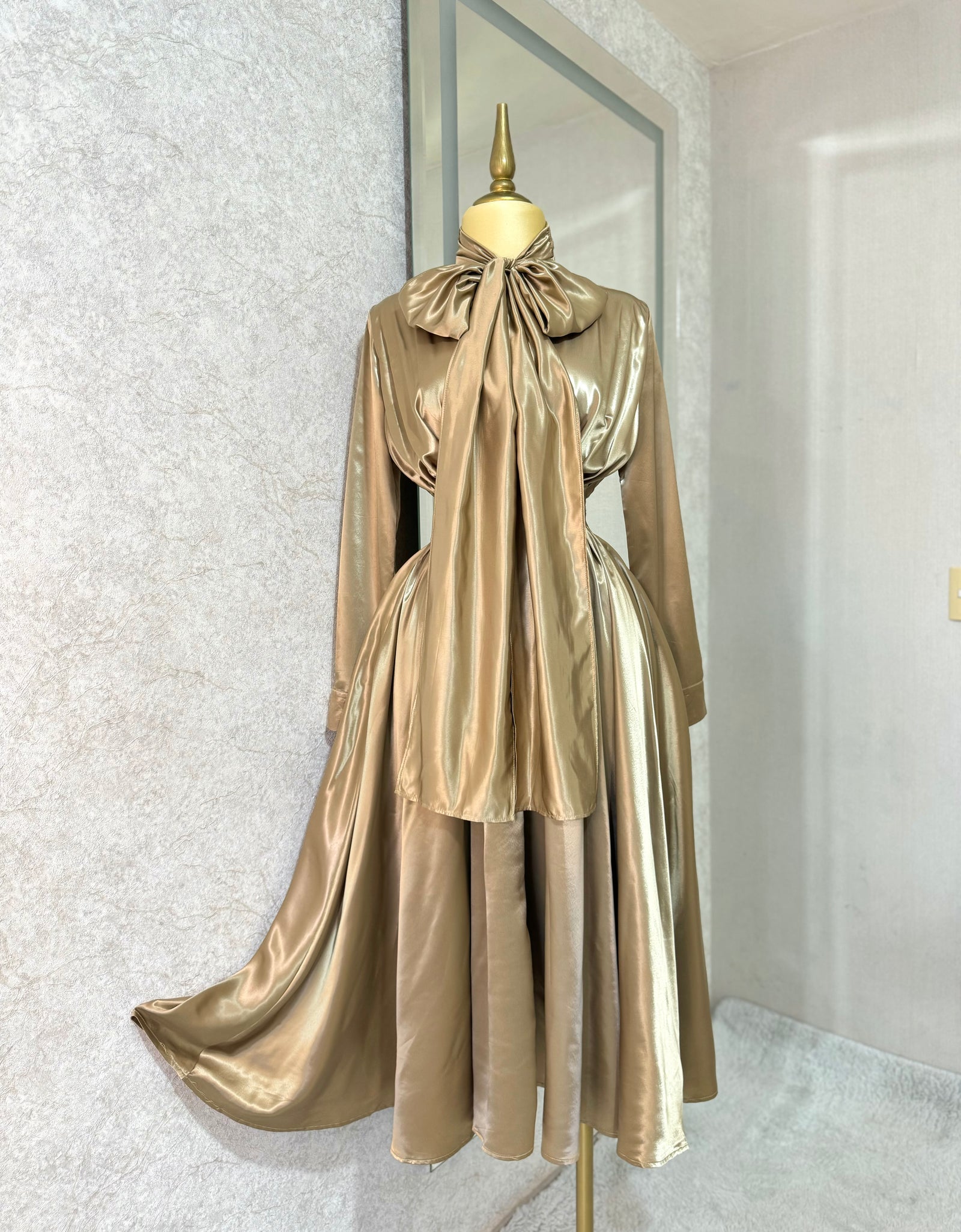 Vestido dorado quemado con listón