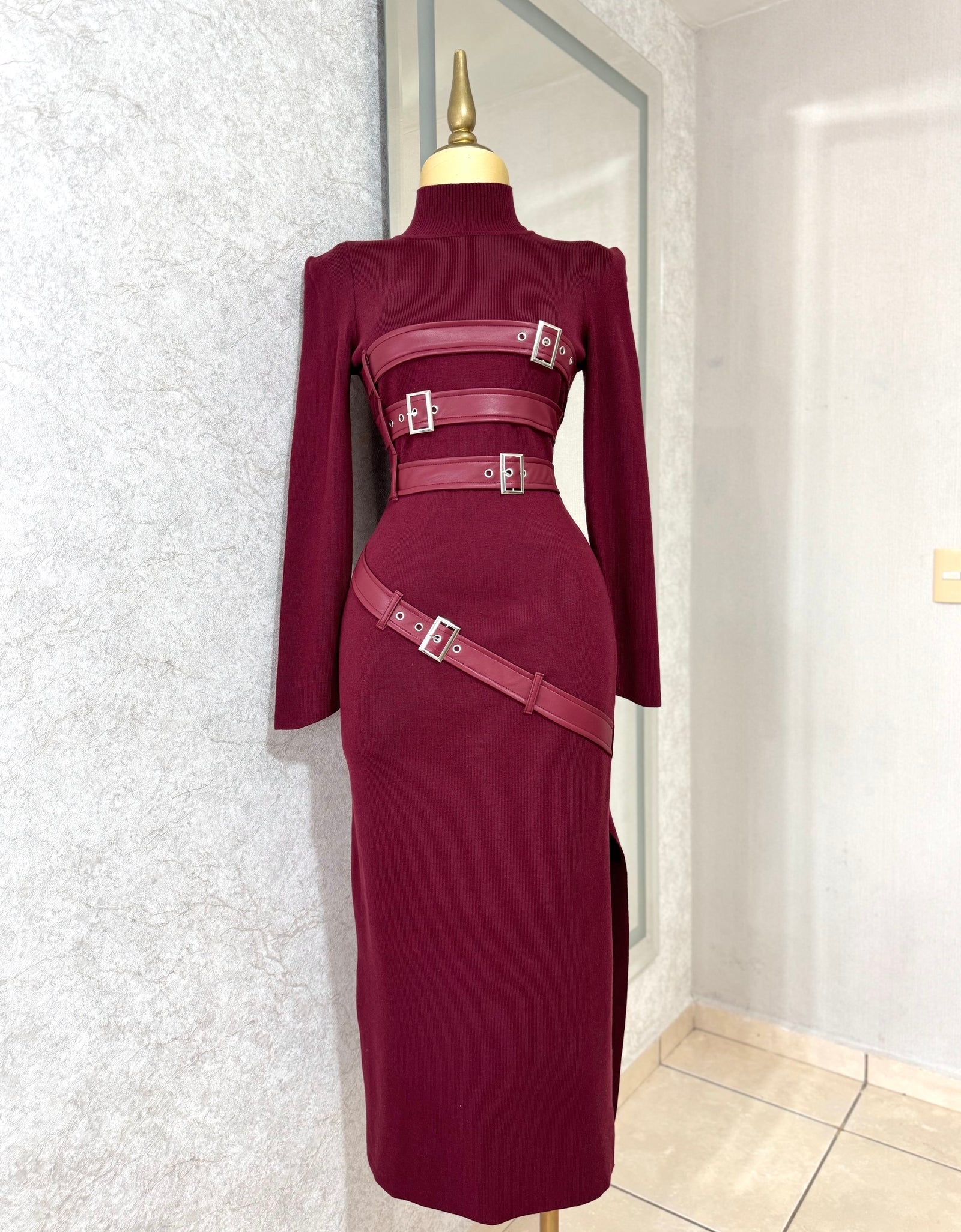 Vestido tinto de punto con hebillas unitalla