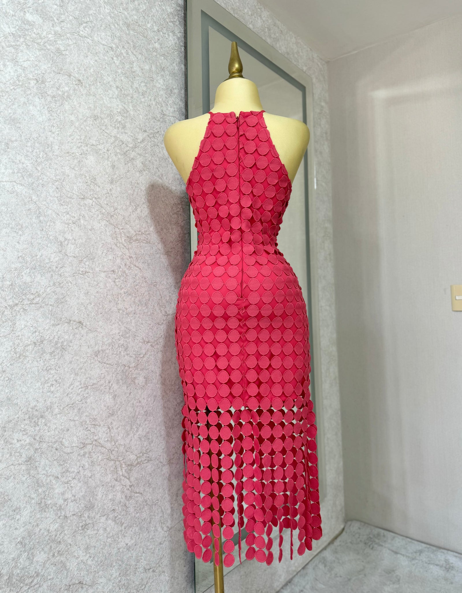 Vestido coral con círculos