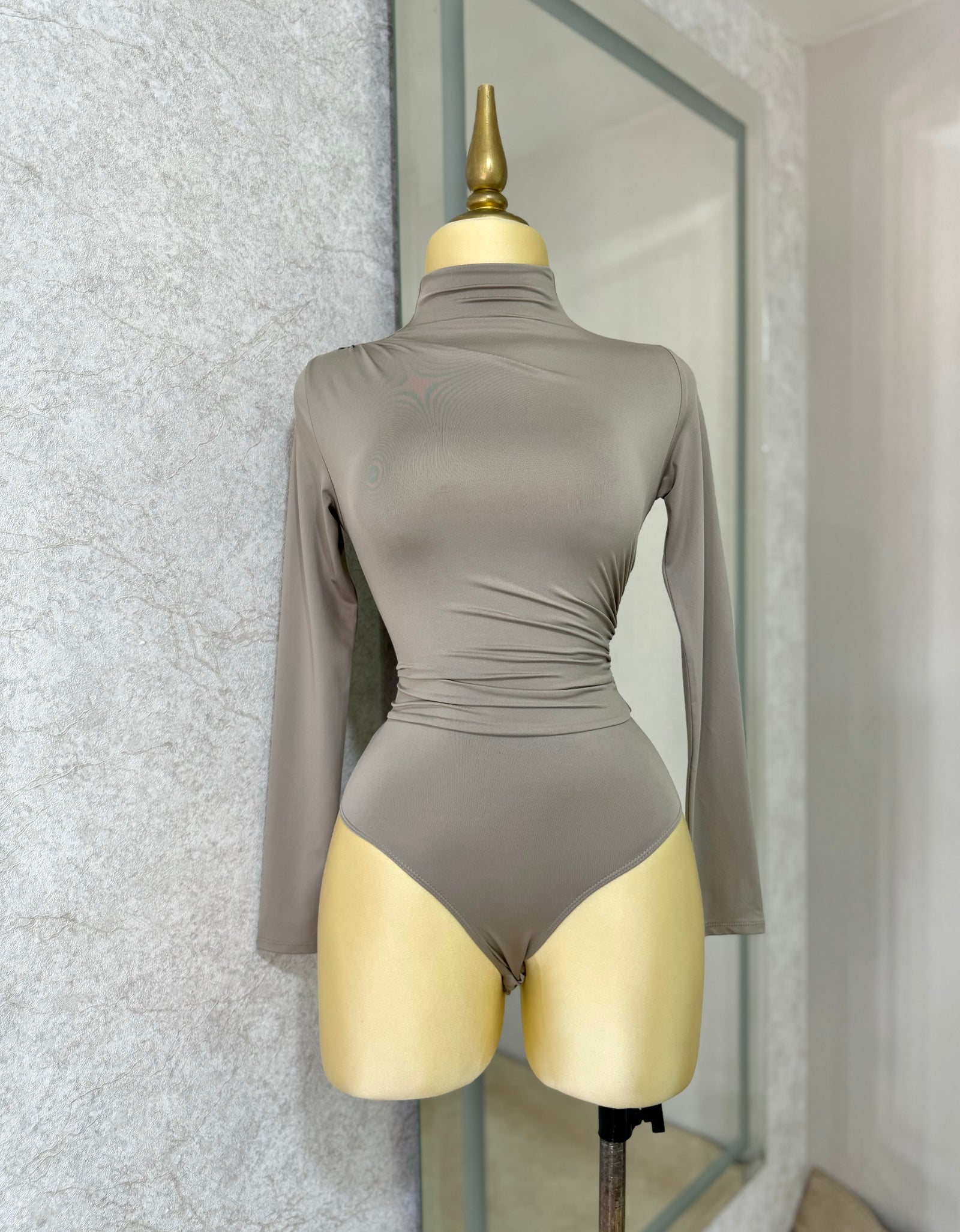 Bodysuit cuello alto con fruncido