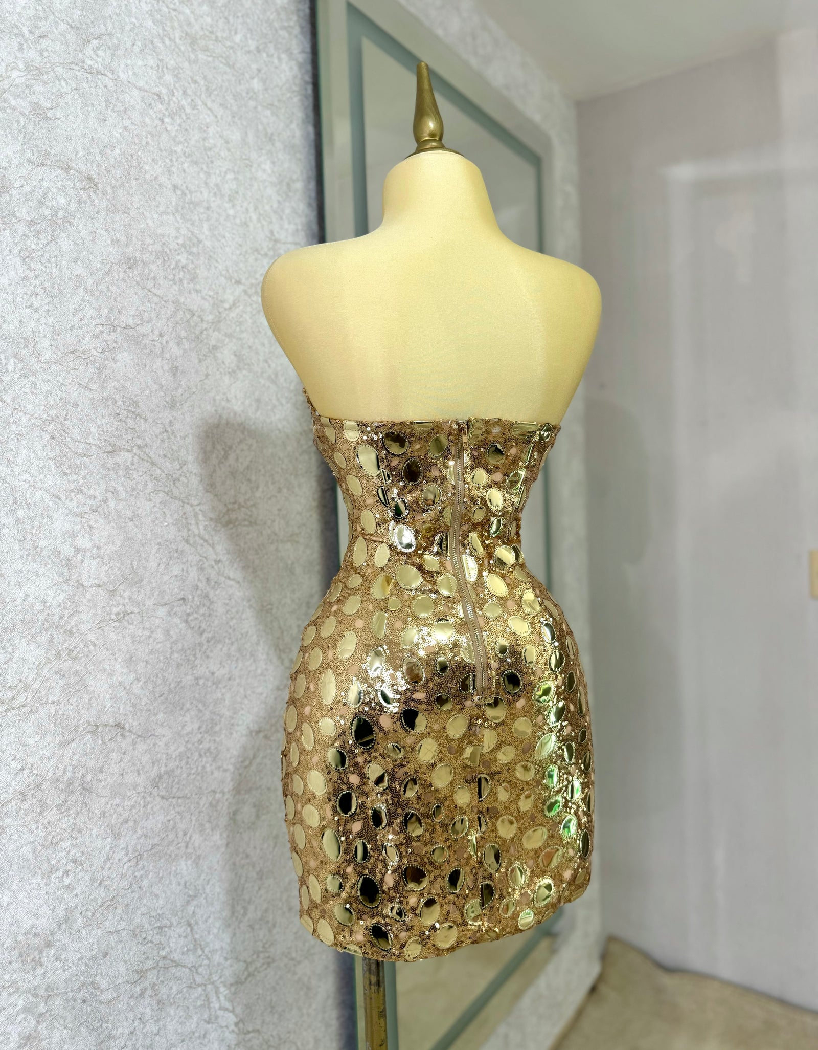 Vestido dorado con pedrería y lentejuelas