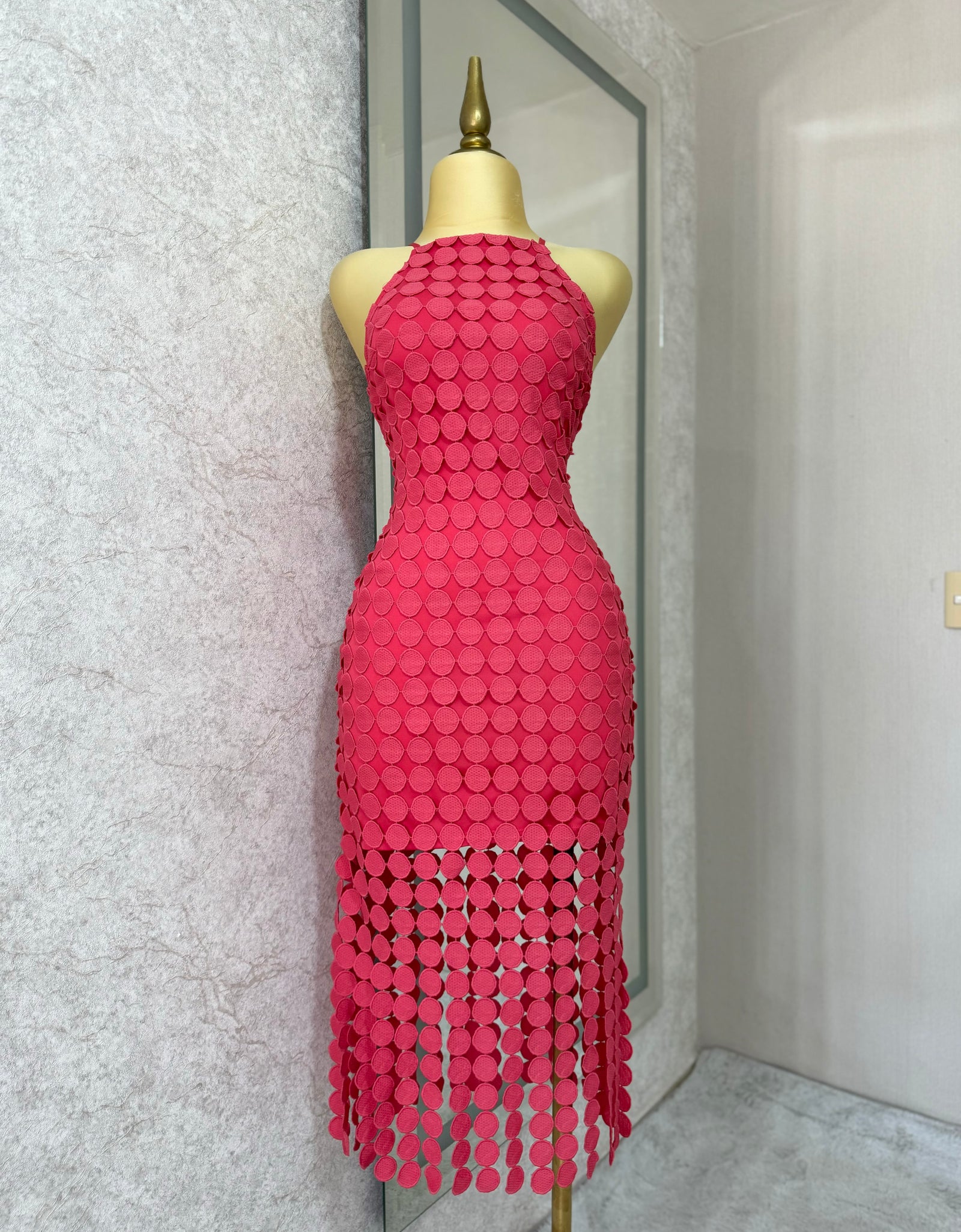 Vestido coral con círculos