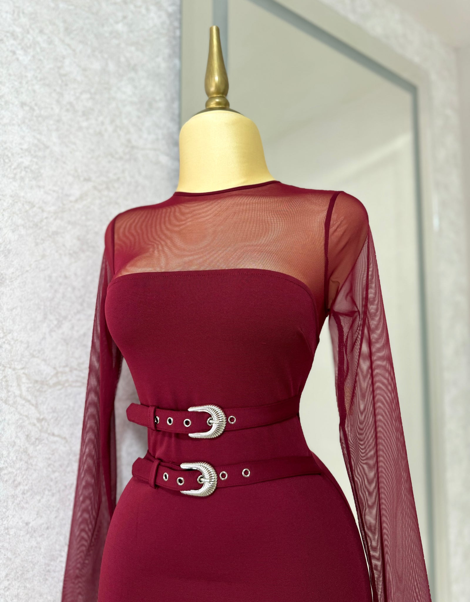 Vestido tinto con hebillas