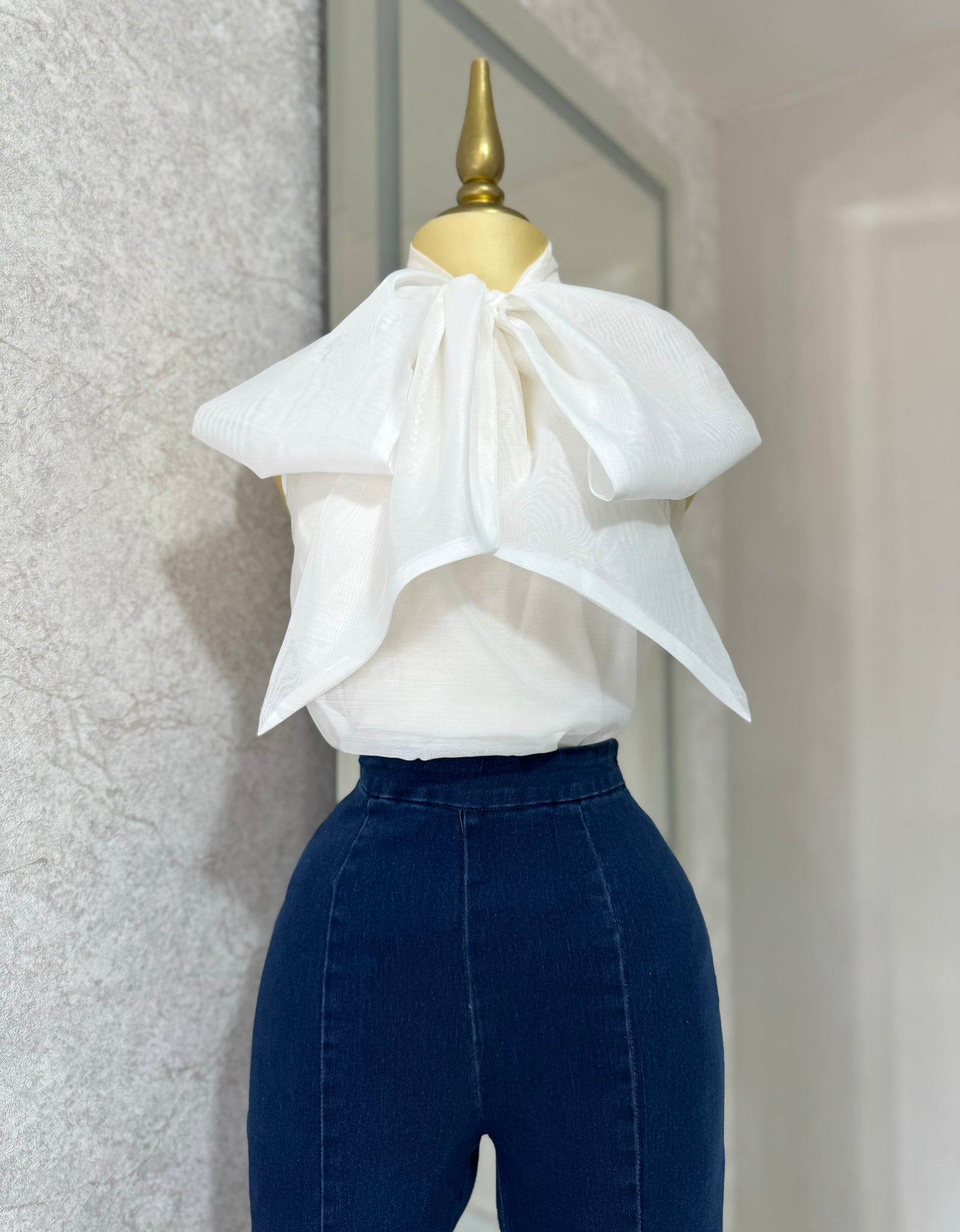 Blusa blanca con moño