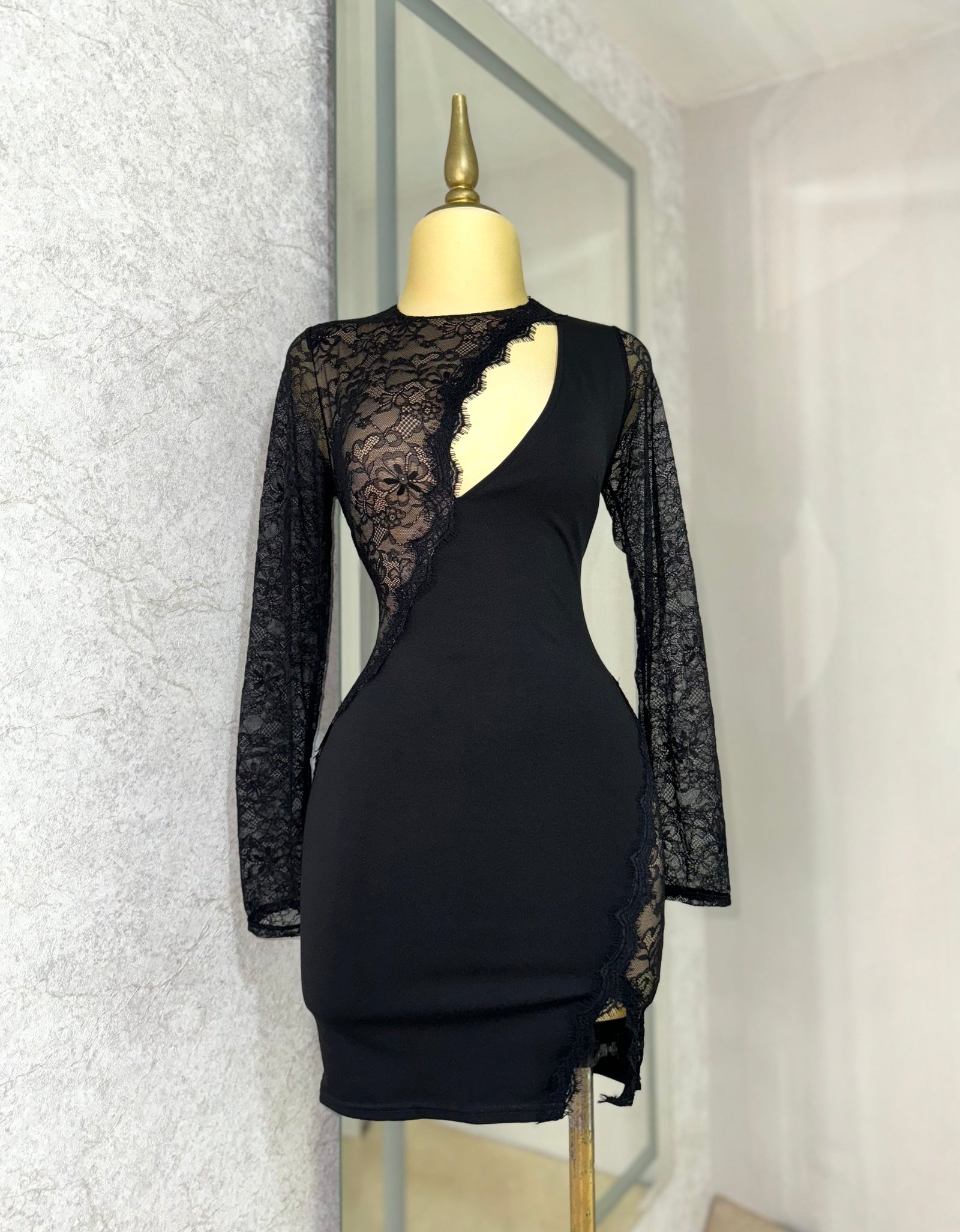 Vestido negro con nude encaje