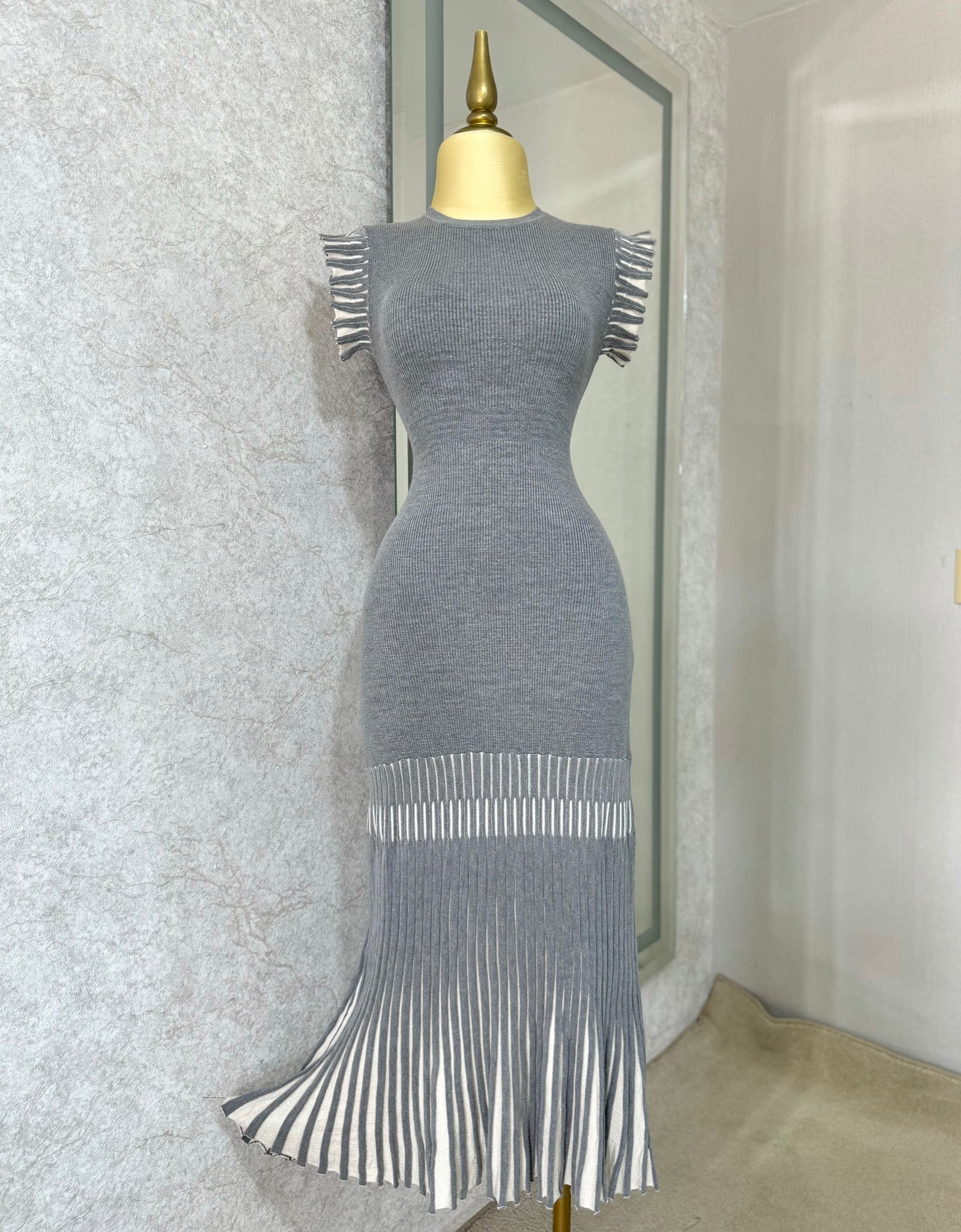 Vestido gris de punto con plisado