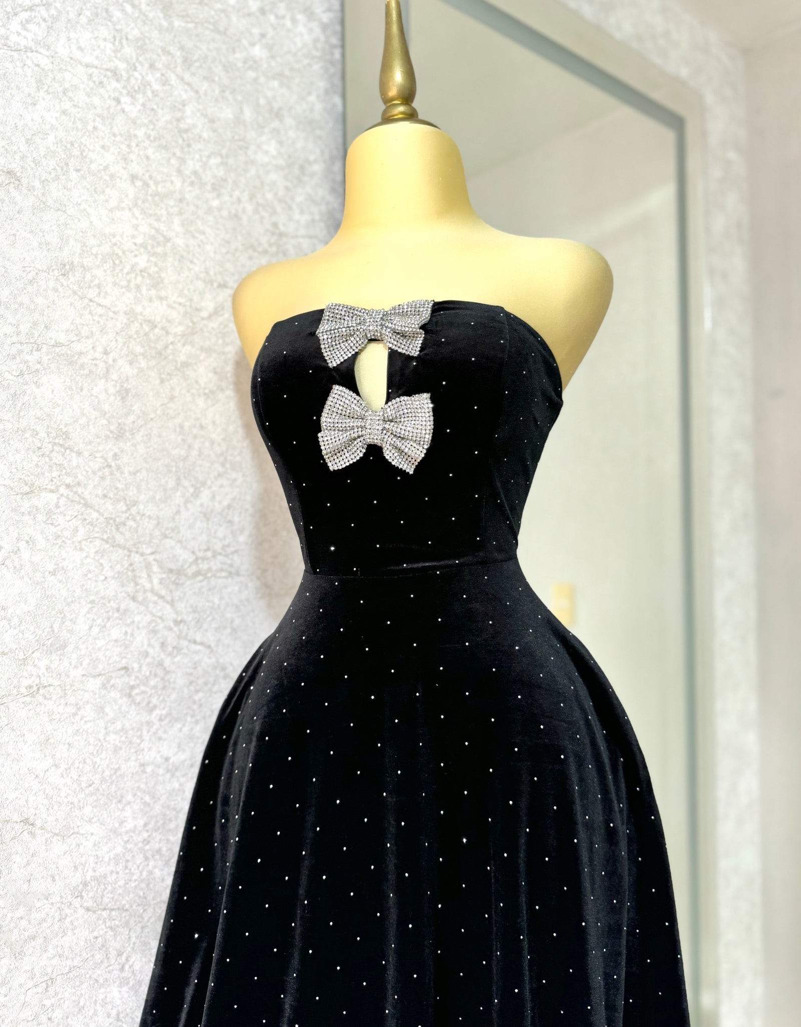 Vestido negro terciopelo con moños pedrería