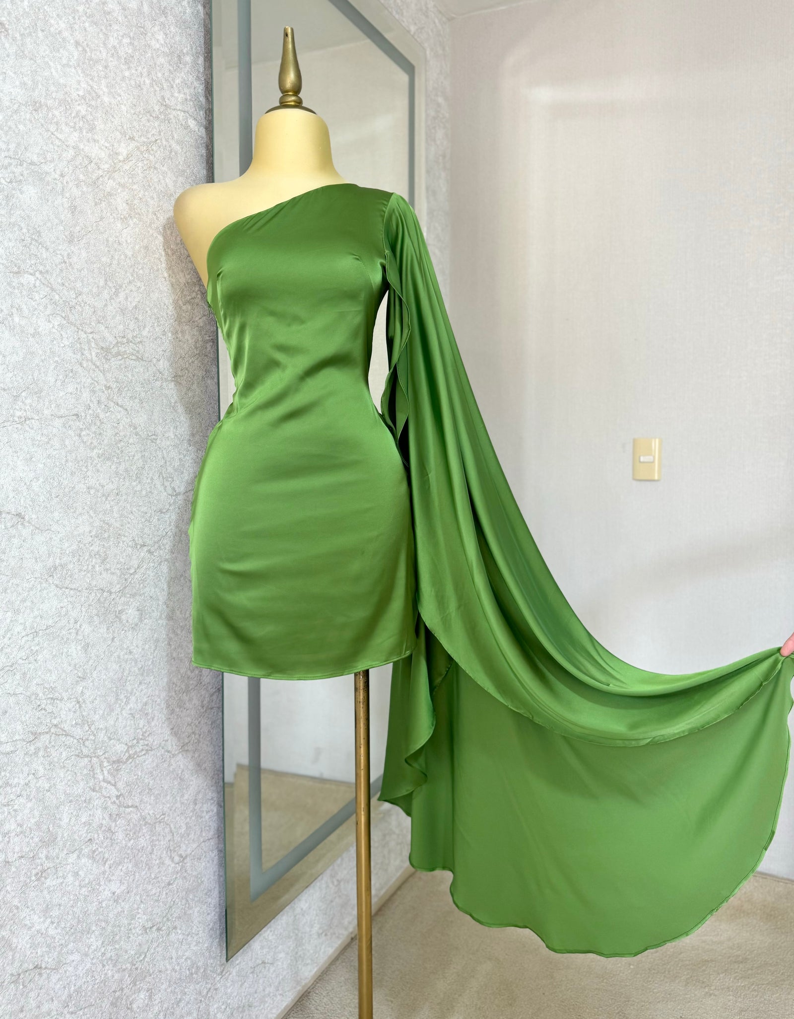 Vestido verde satinado una manga