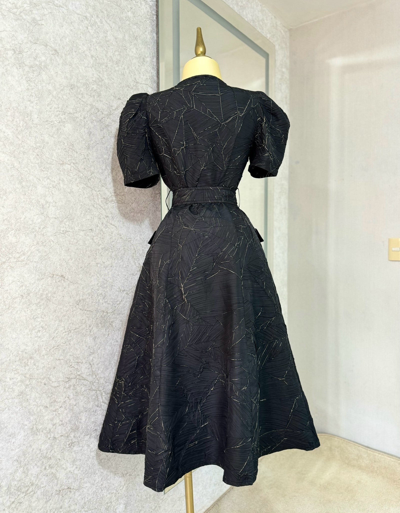 Vestido negro con textura y cinto