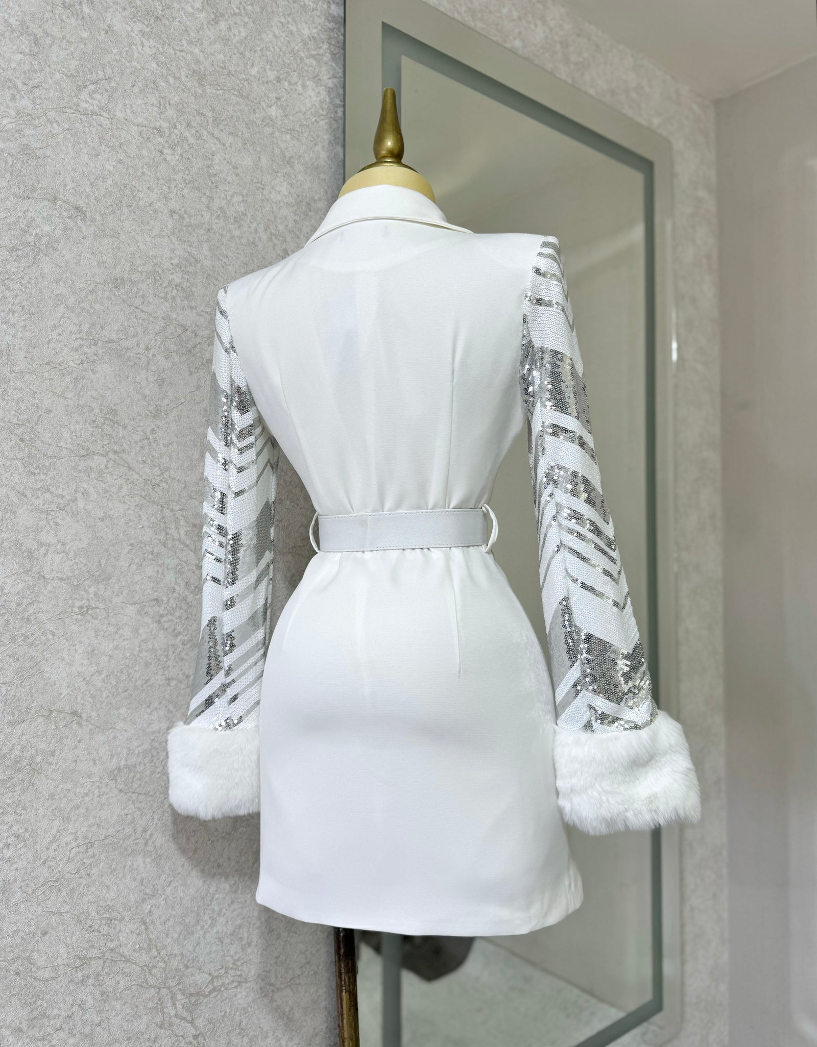 Vestido blanco tipo blazer lentejuelas con cinto