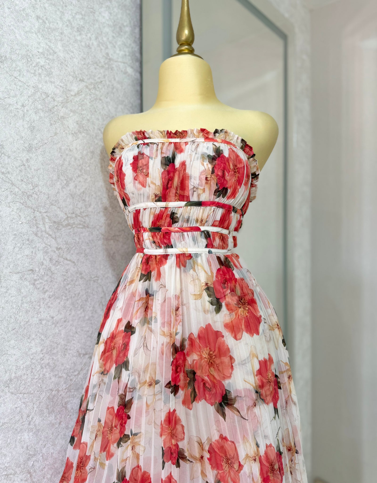 Vestido plisado strapless con flores