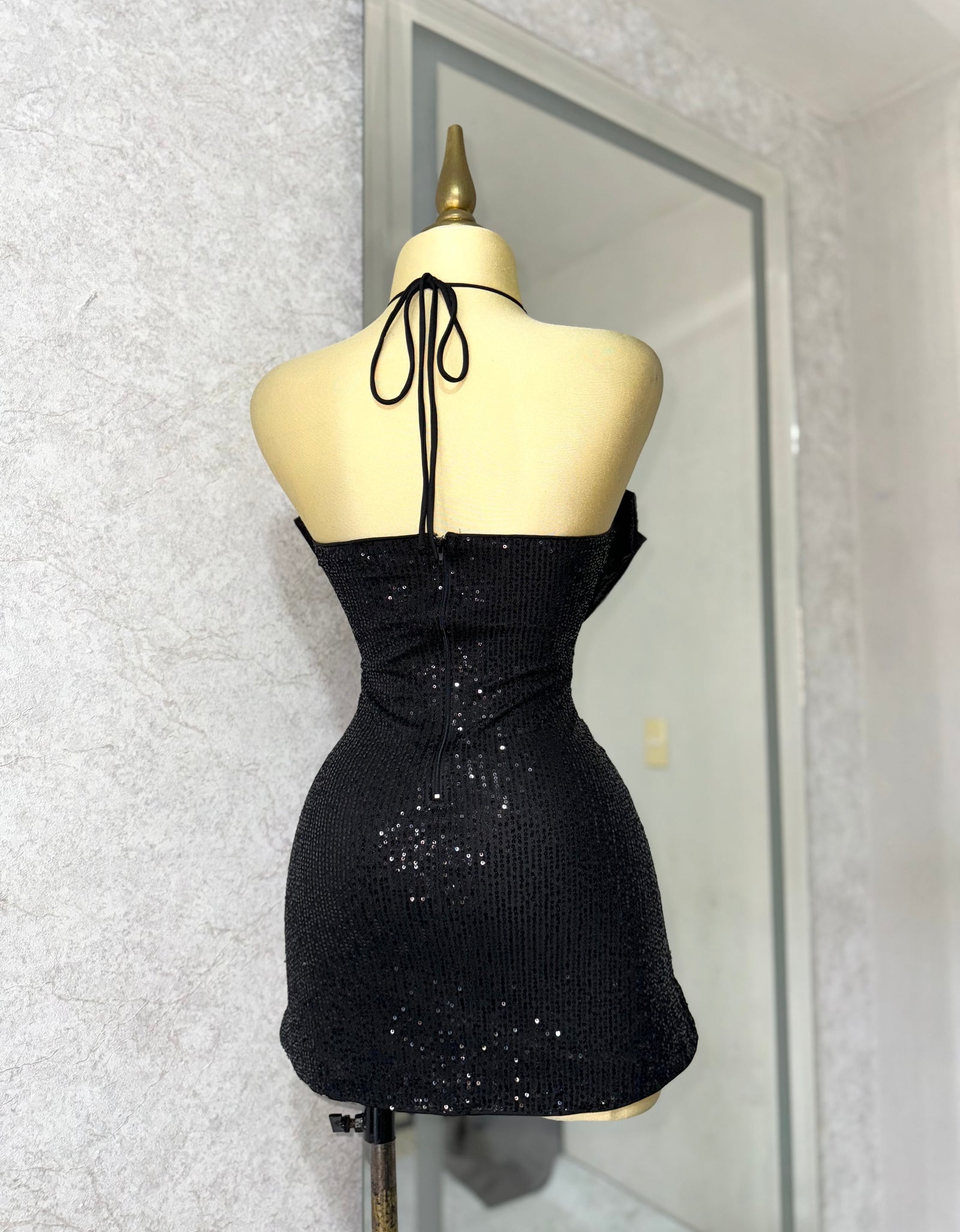 Vestido negro lentejuelas con moño