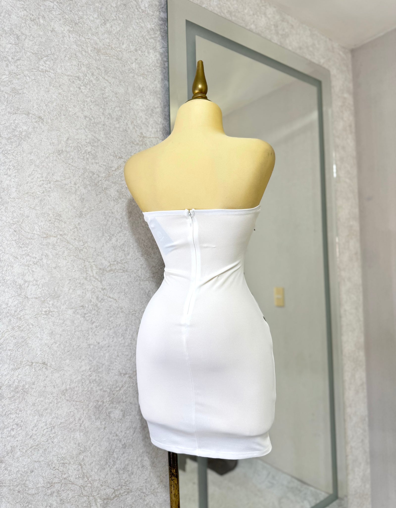 Vestido blanco strapless con pedrería