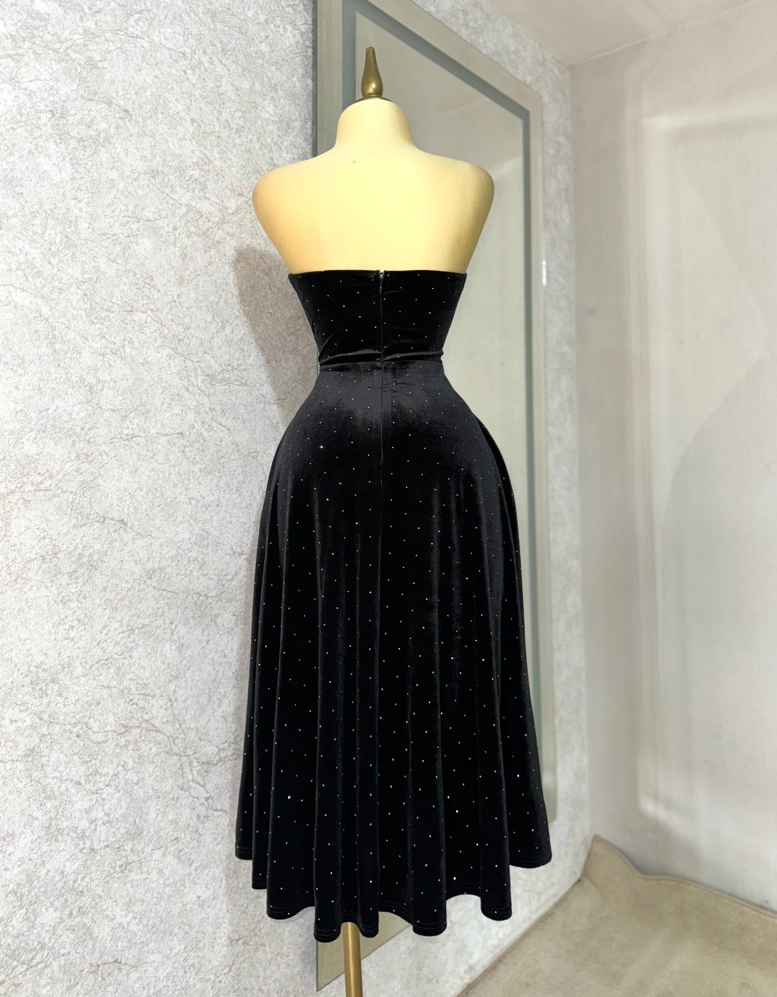 Vestido negro terciopelo con moños pedrería