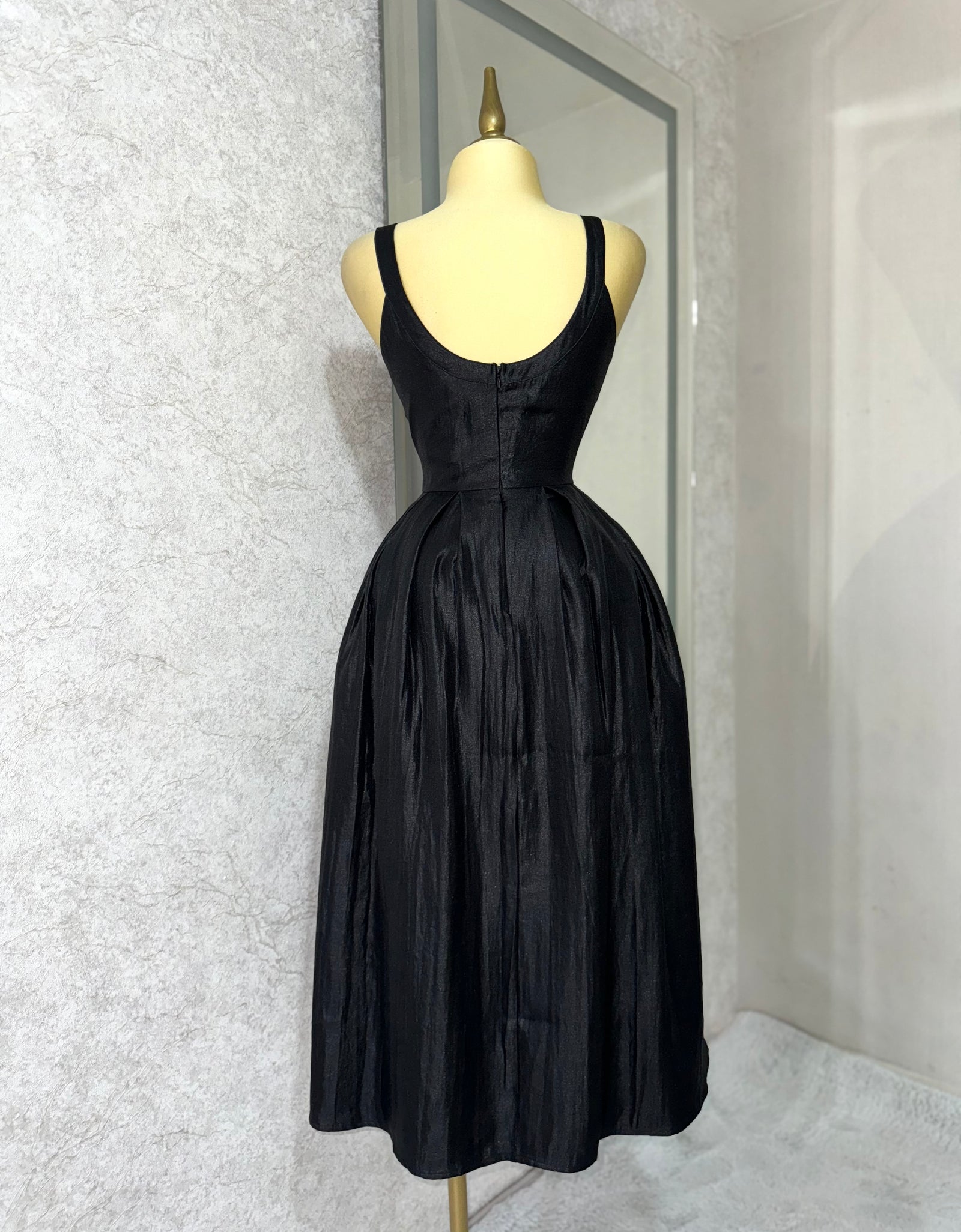 Vestido negro tela brillosa con perlas