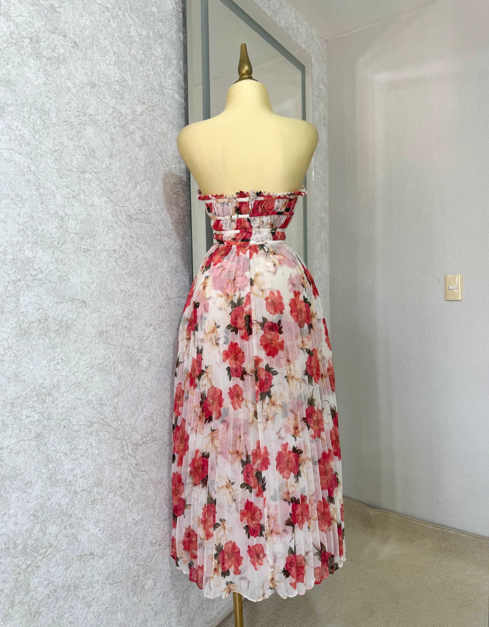 Vestido plisado strapless con flores