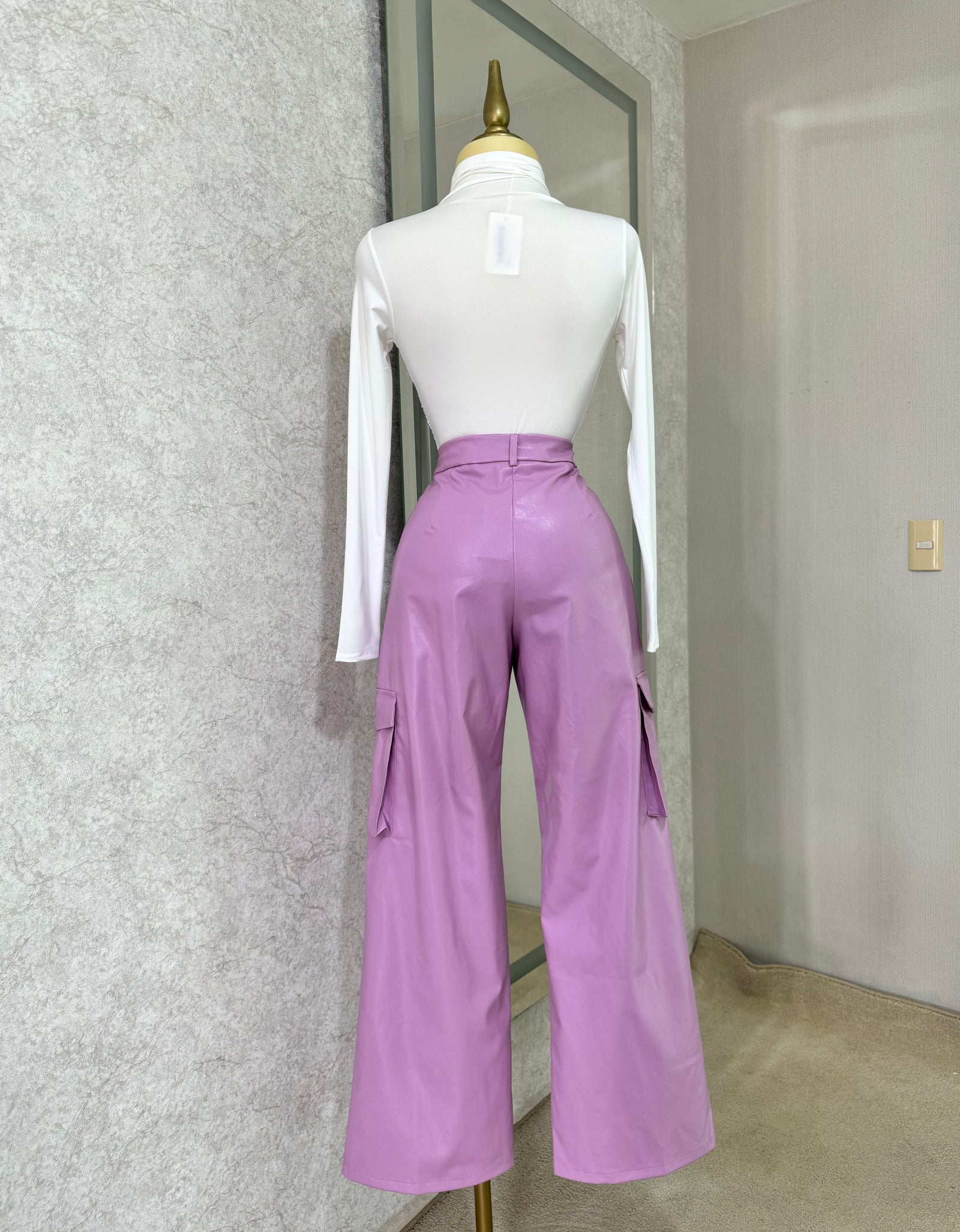 Pantalón rosa vinipiel