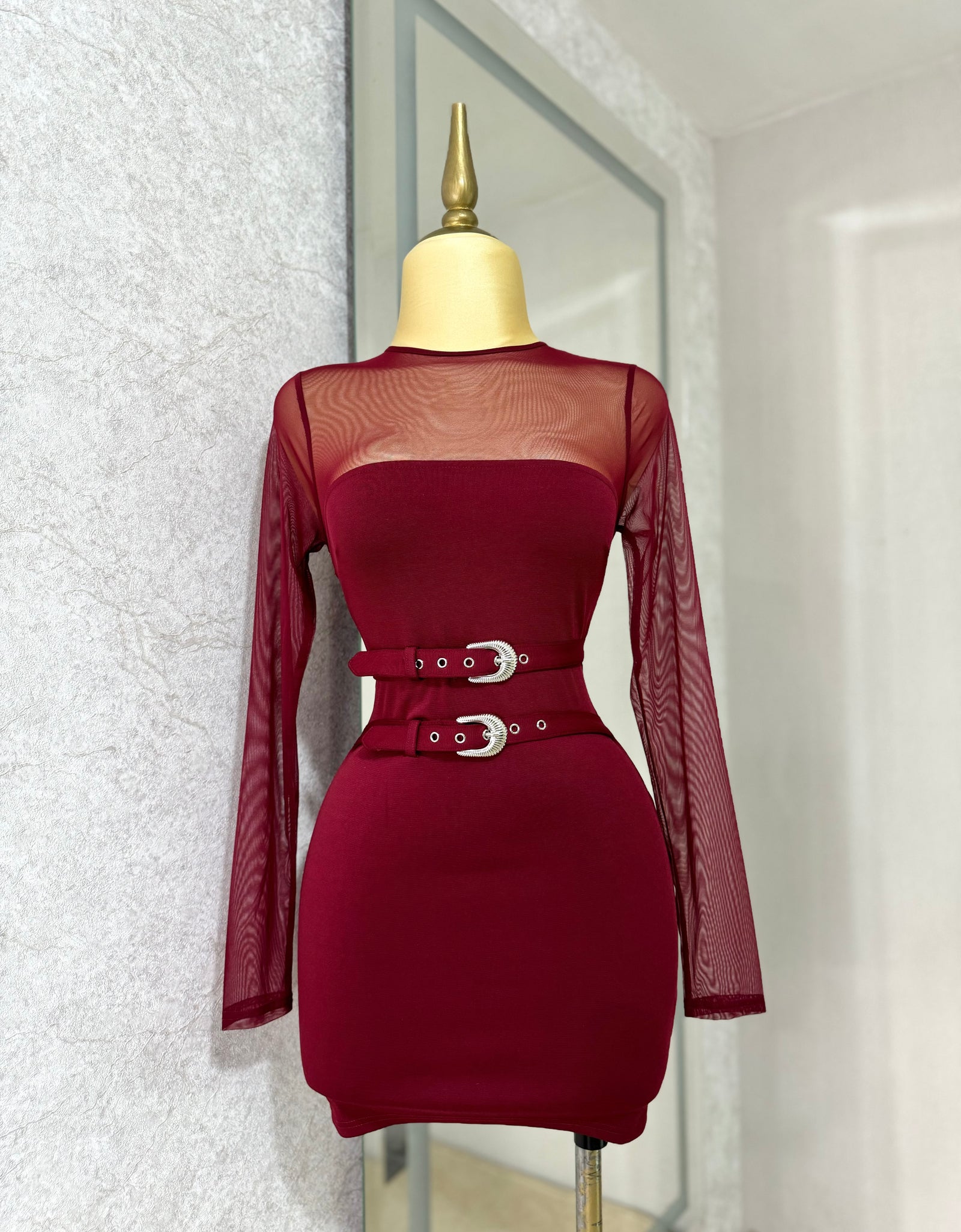 Vestido tinto con hebillas