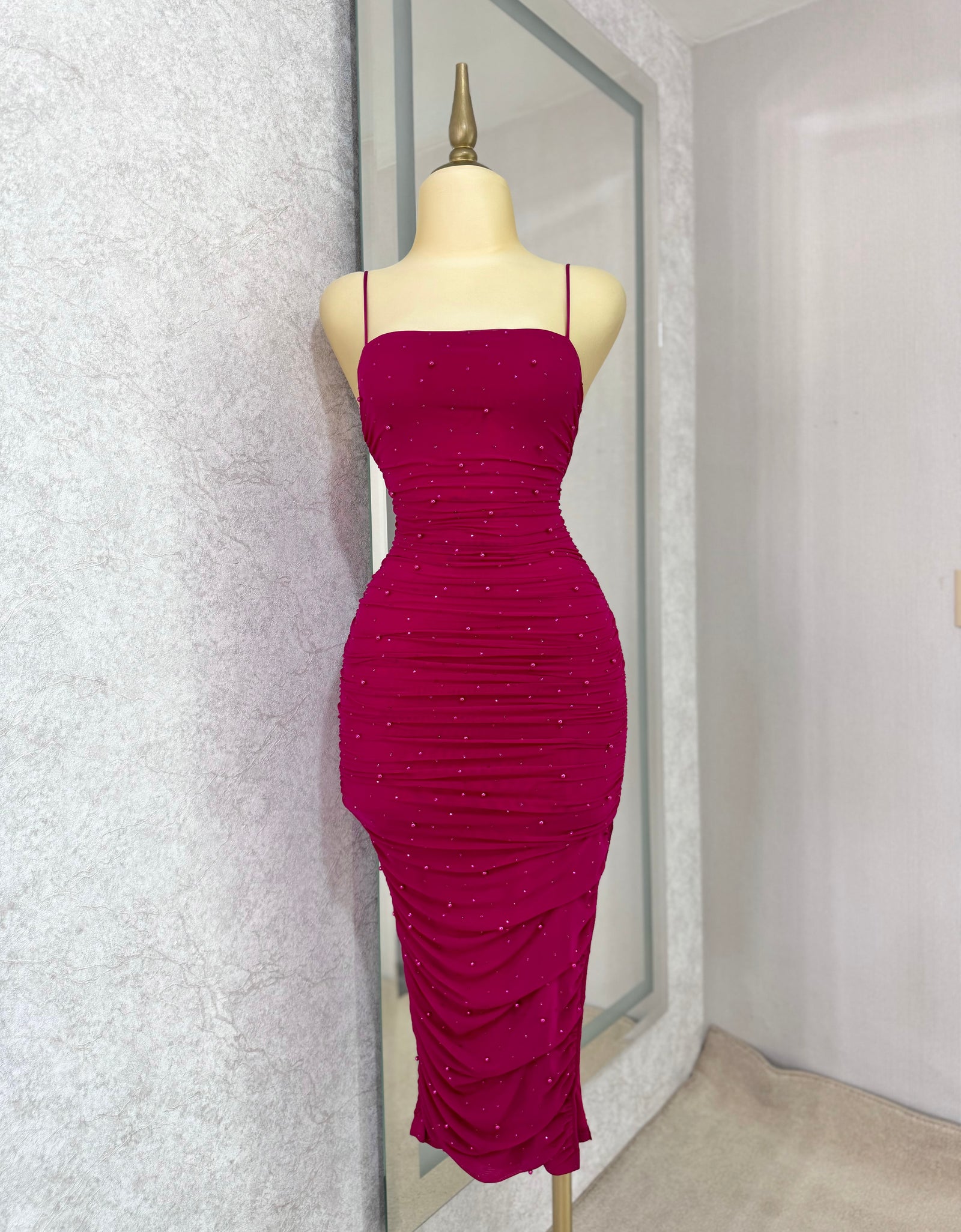 Vestido magenta drapeado con pedrería