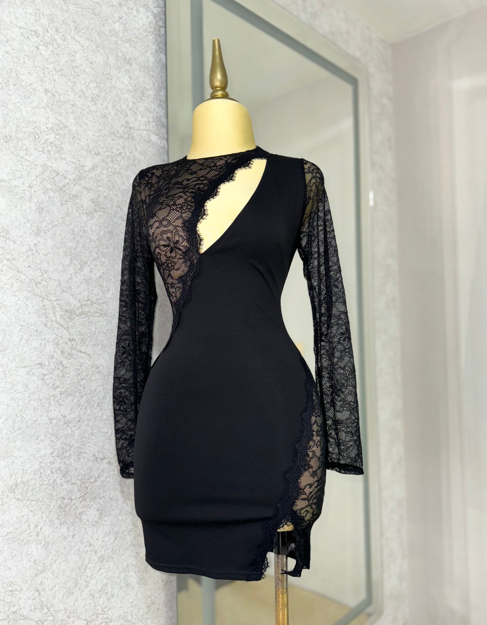 Vestido negro con nude encaje