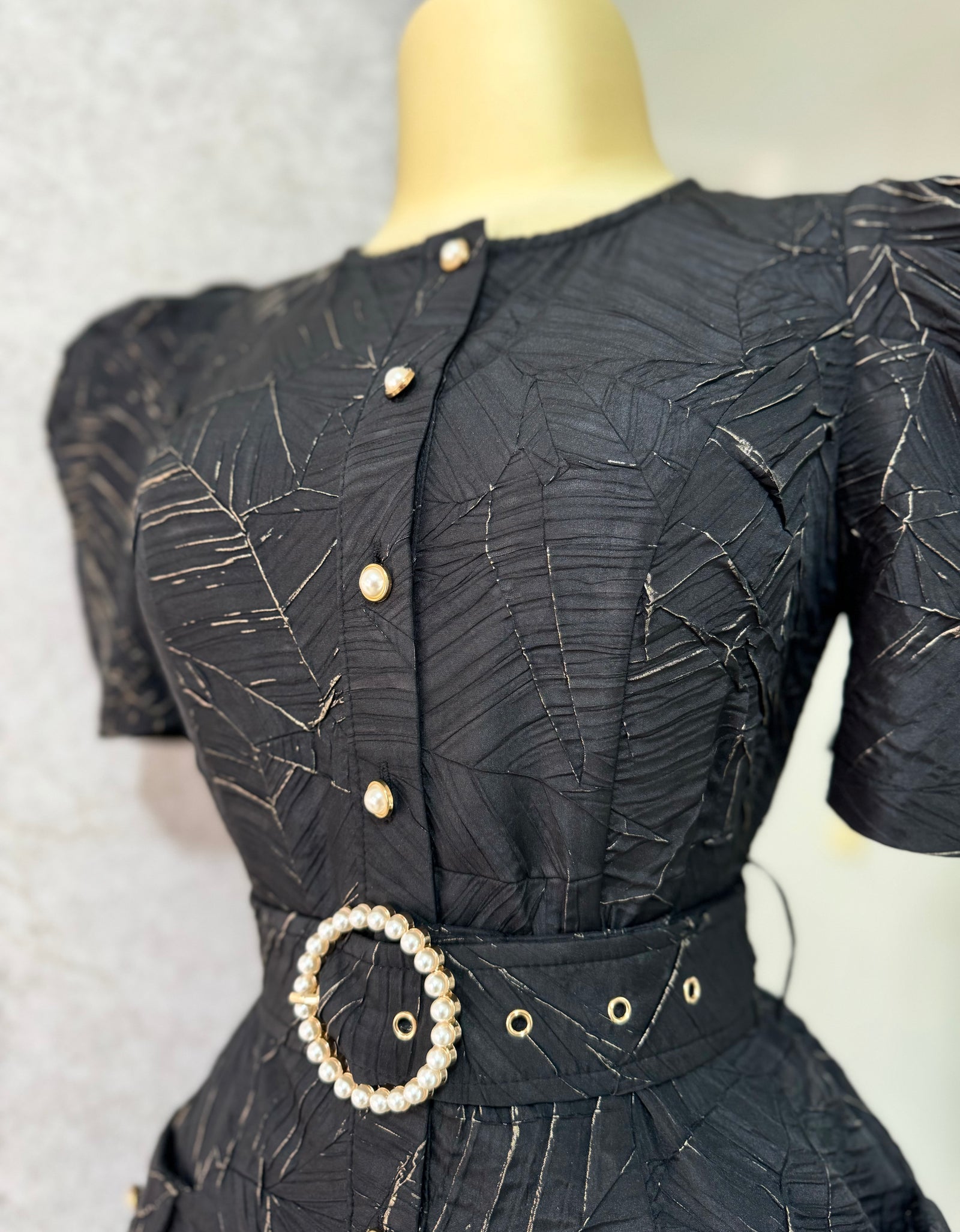 Vestido negro con textura y cinto